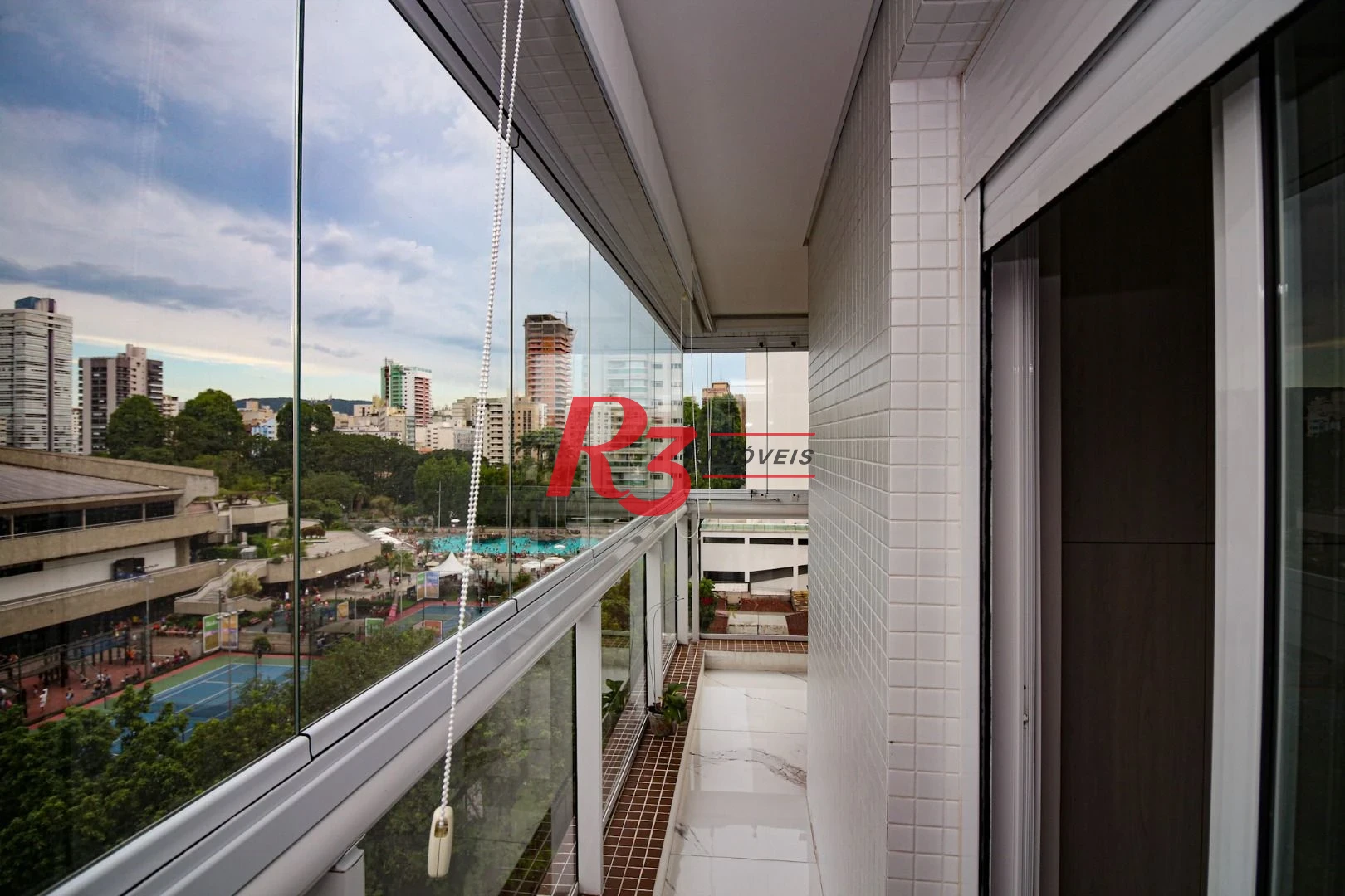 EXECLENTE APARTAMENTO NA APARECIDA, ÓTIMA LOCALIZAÇÃO, DIFERENCIADO COM DOUBLE SUÍTE NO QUARTO CASAL, VARANDA E PLANEJADOS
