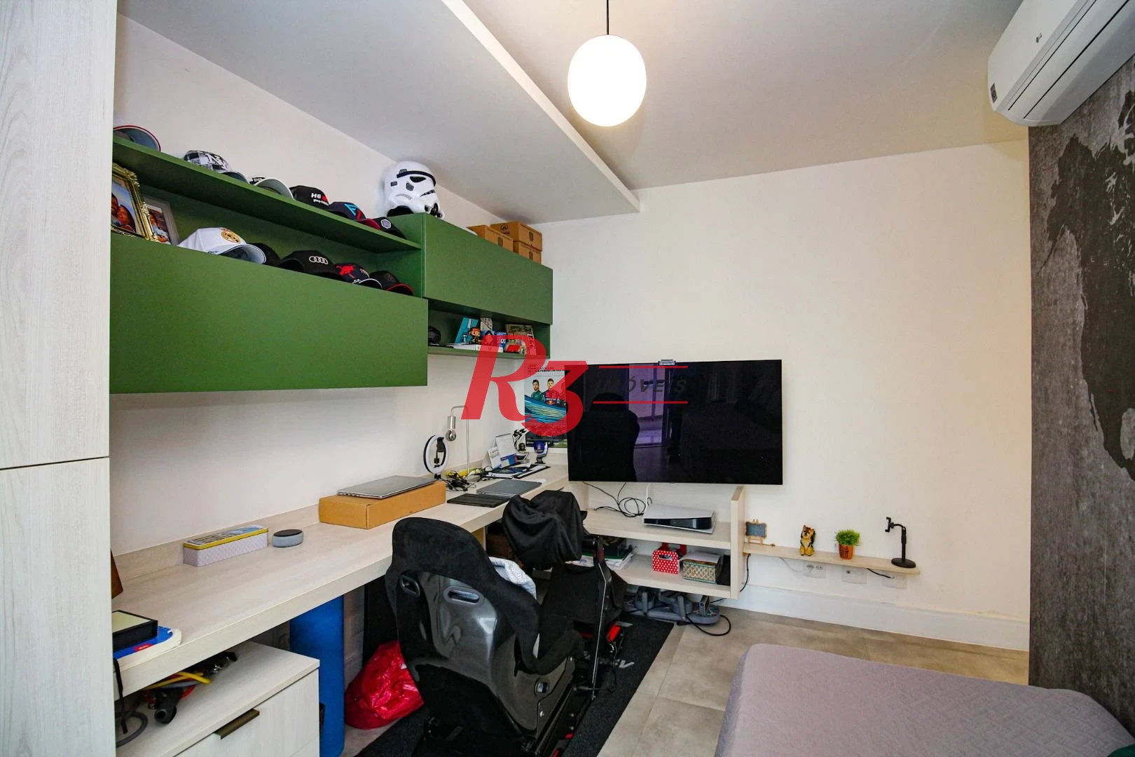 EXECLENTE APARTAMENTO NA APARECIDA, ÓTIMA LOCALIZAÇÃO, DIFERENCIADO COM DOUBLE SUÍTE NO QUARTO CASAL, VARANDA E PLANEJADOS