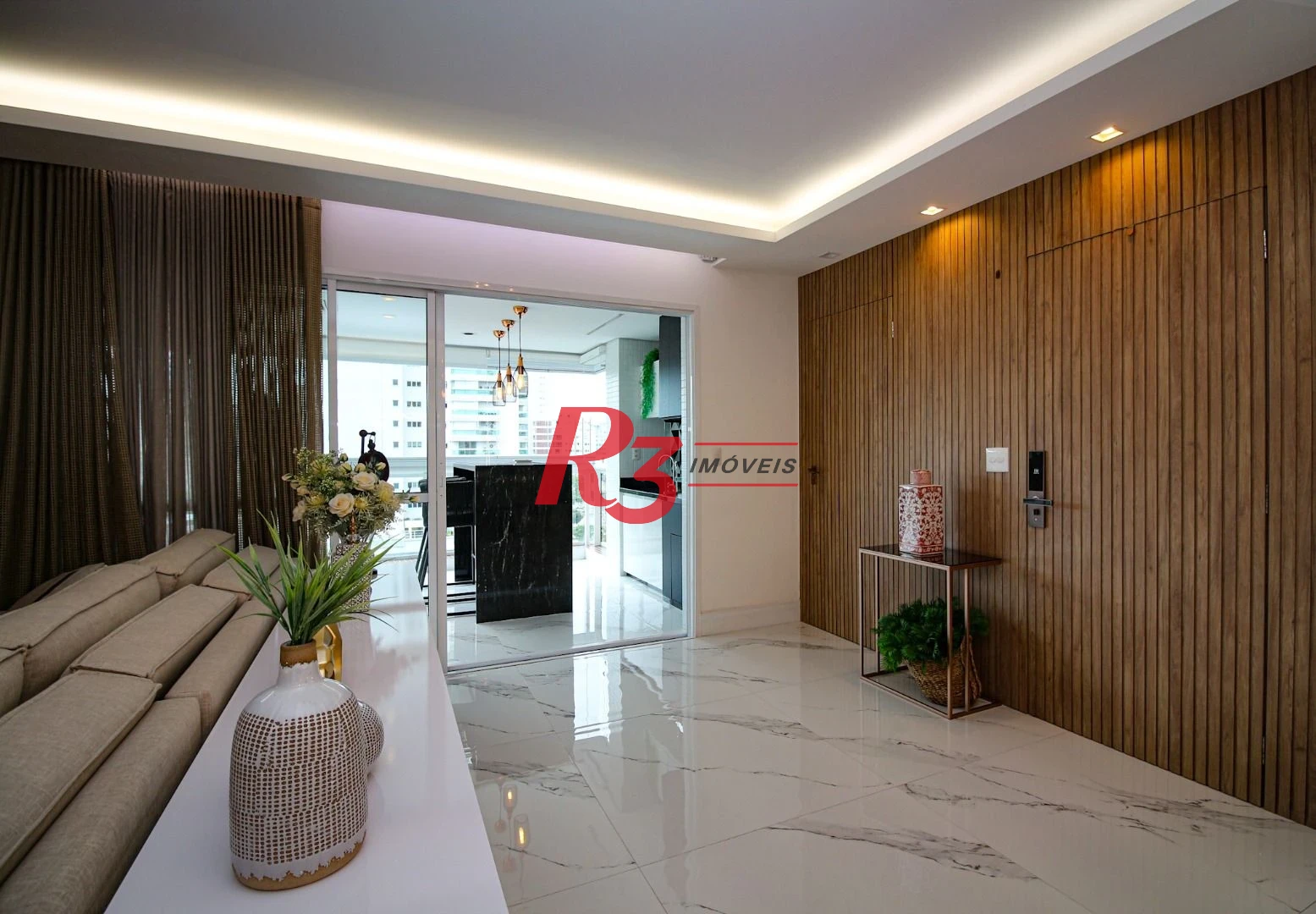 EXECLENTE APARTAMENTO NA APARECIDA, ÓTIMA LOCALIZAÇÃO, DIFERENCIADO COM DOUBLE SUÍTE NO QUARTO CASAL, VARANDA E PLANEJADOS
