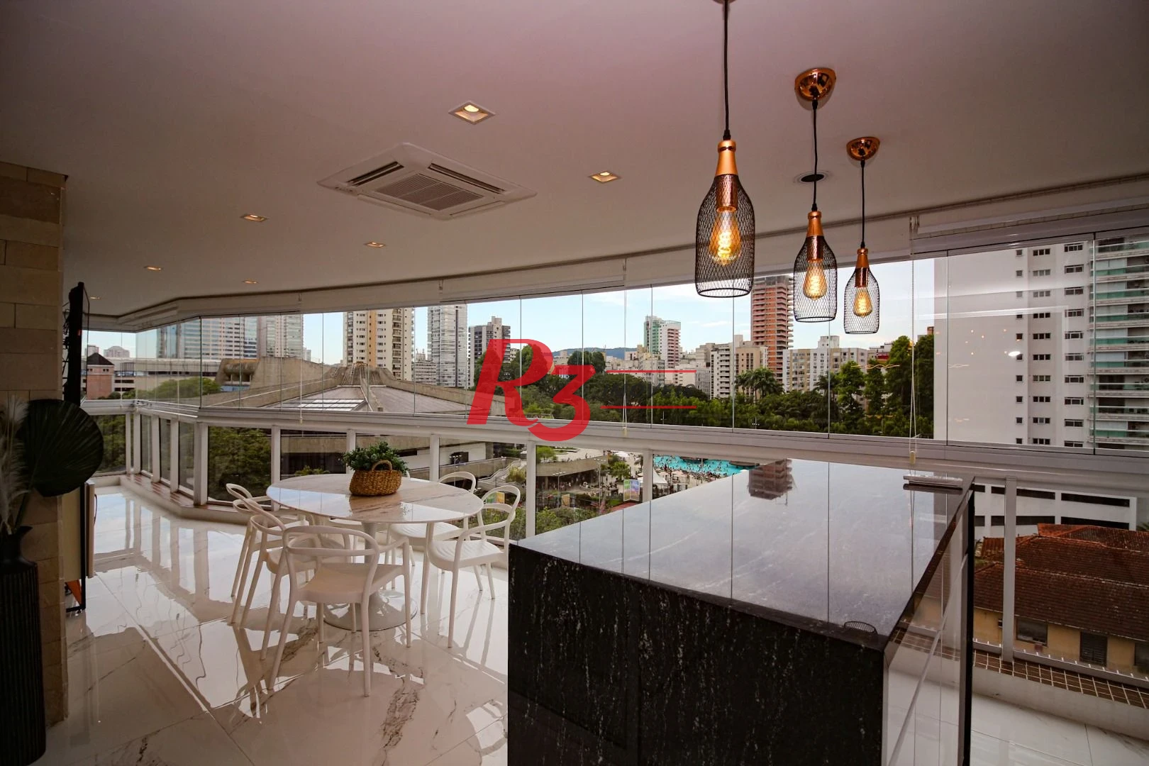 EXECLENTE APARTAMENTO NA APARECIDA, ÓTIMA LOCALIZAÇÃO, DIFERENCIADO COM DOUBLE SUÍTE NO QUARTO CASAL, VARANDA E PLANEJADOS