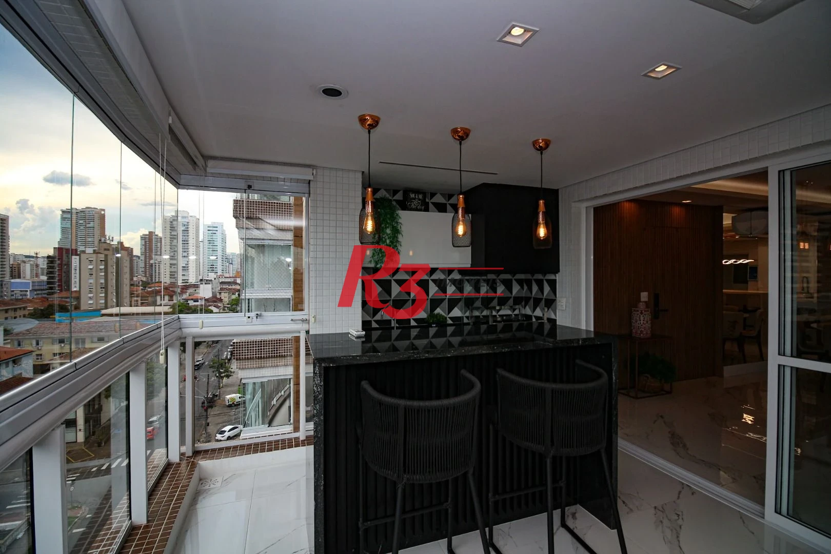 EXECLENTE APARTAMENTO NA APARECIDA, ÓTIMA LOCALIZAÇÃO, DIFERENCIADO COM DOUBLE SUÍTE NO QUARTO CASAL, VARANDA E PLANEJADOS