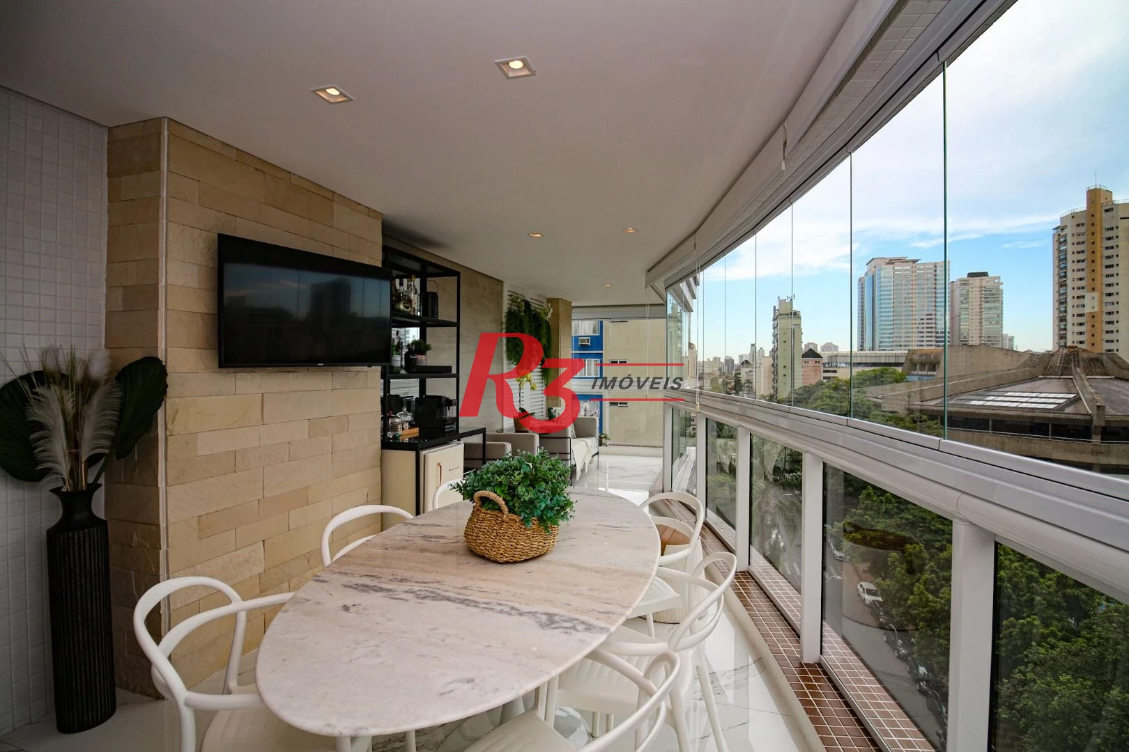 EXECLENTE APARTAMENTO NA APARECIDA, ÓTIMA LOCALIZAÇÃO, DIFERENCIADO COM DOUBLE SUÍTE NO QUARTO CASAL, VARANDA E PLANEJADOS