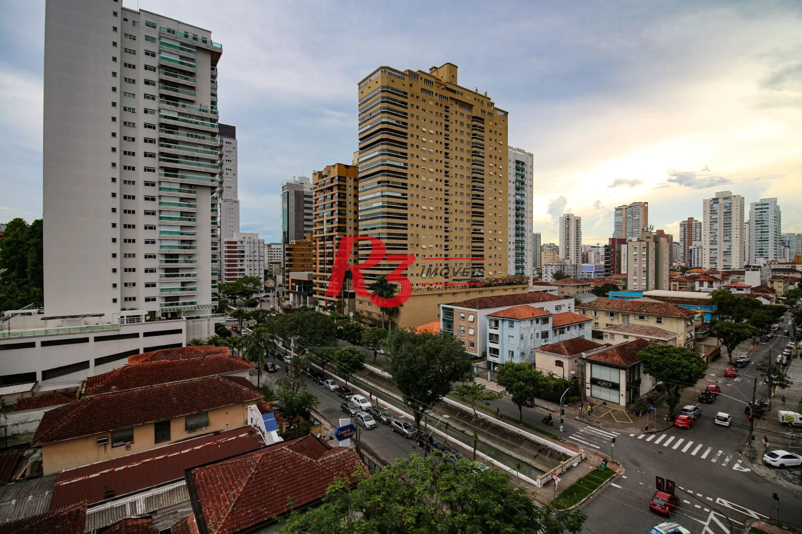 EXECLENTE APARTAMENTO NA APARECIDA, ÓTIMA LOCALIZAÇÃO, DIFERENCIADO COM DOUBLE SUÍTE NO QUARTO CASAL, VARANDA E PLANEJADOS