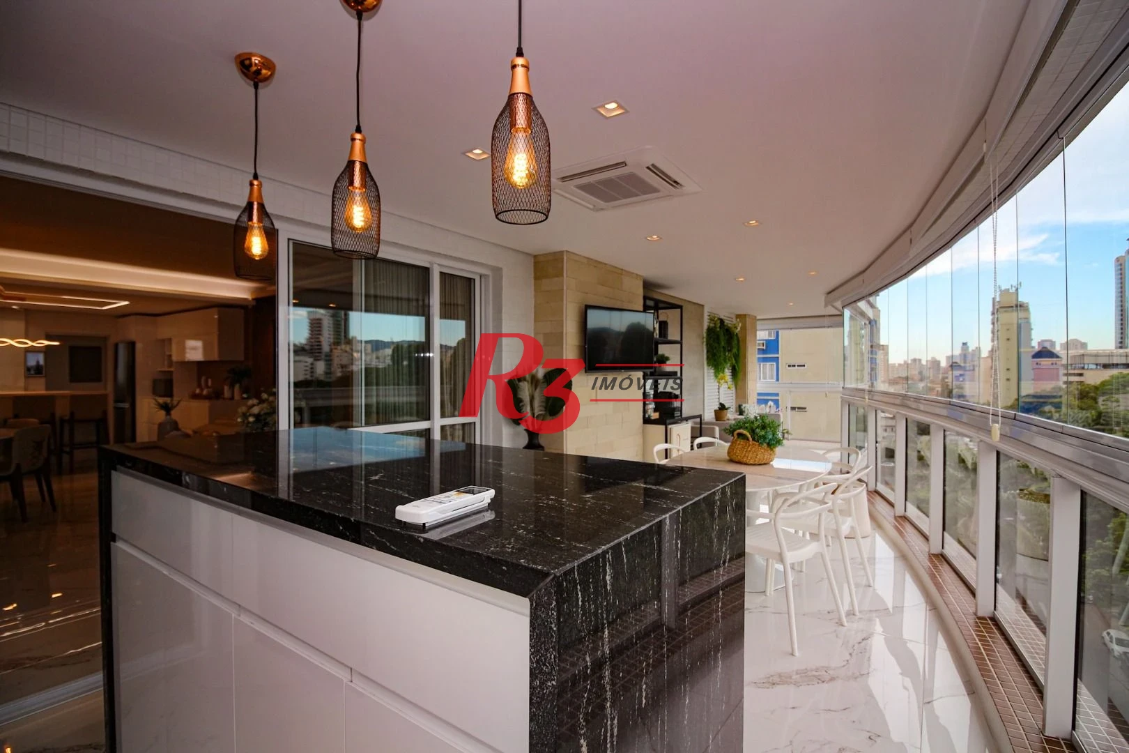 EXECLENTE APARTAMENTO NA APARECIDA, ÓTIMA LOCALIZAÇÃO, DIFERENCIADO COM DOUBLE SUÍTE NO QUARTO CASAL, VARANDA E PLANEJADOS