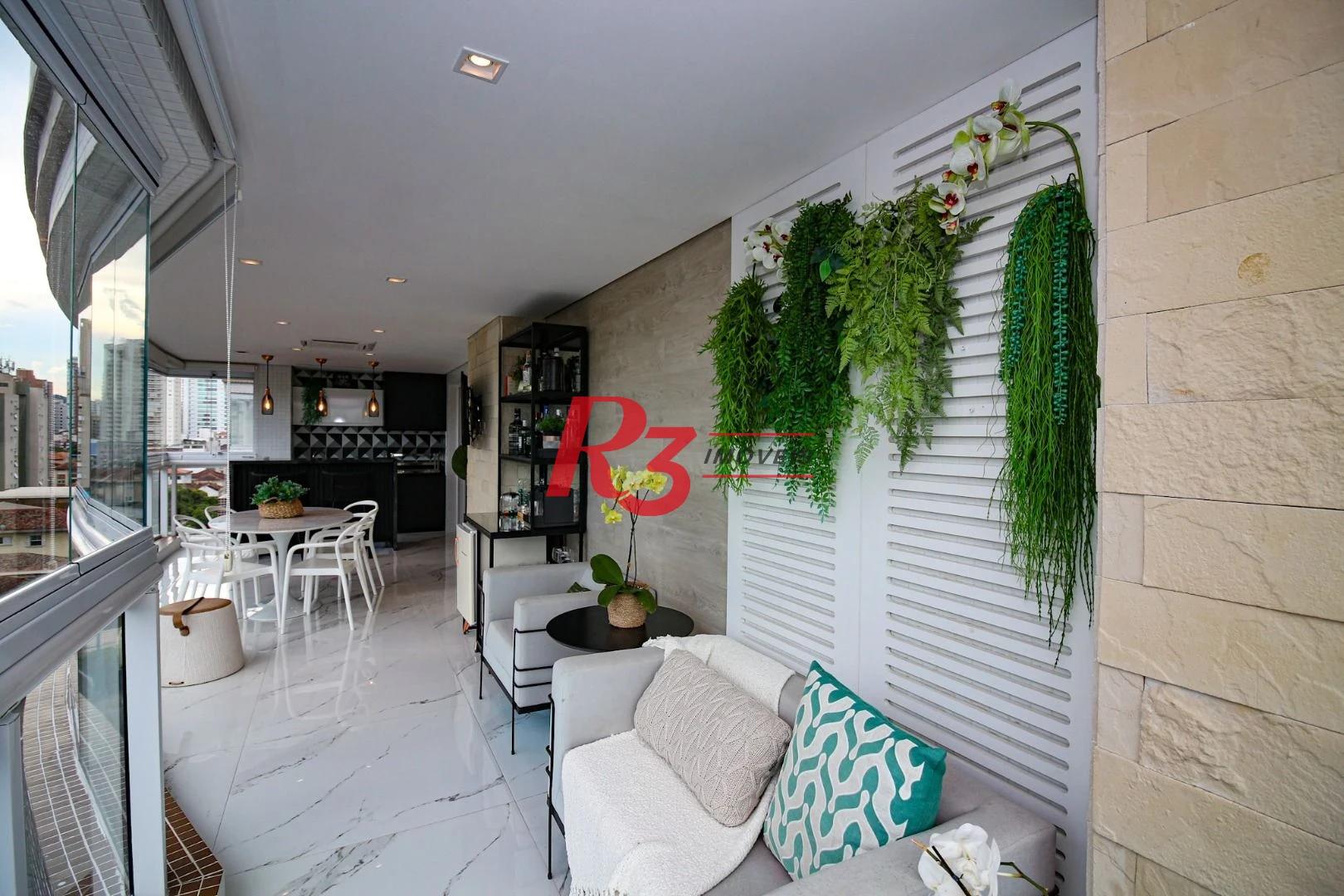 EXECLENTE APARTAMENTO NA APARECIDA, ÓTIMA LOCALIZAÇÃO, DIFERENCIADO COM DOUBLE SUÍTE NO QUARTO CASAL, VARANDA E PLANEJADOS