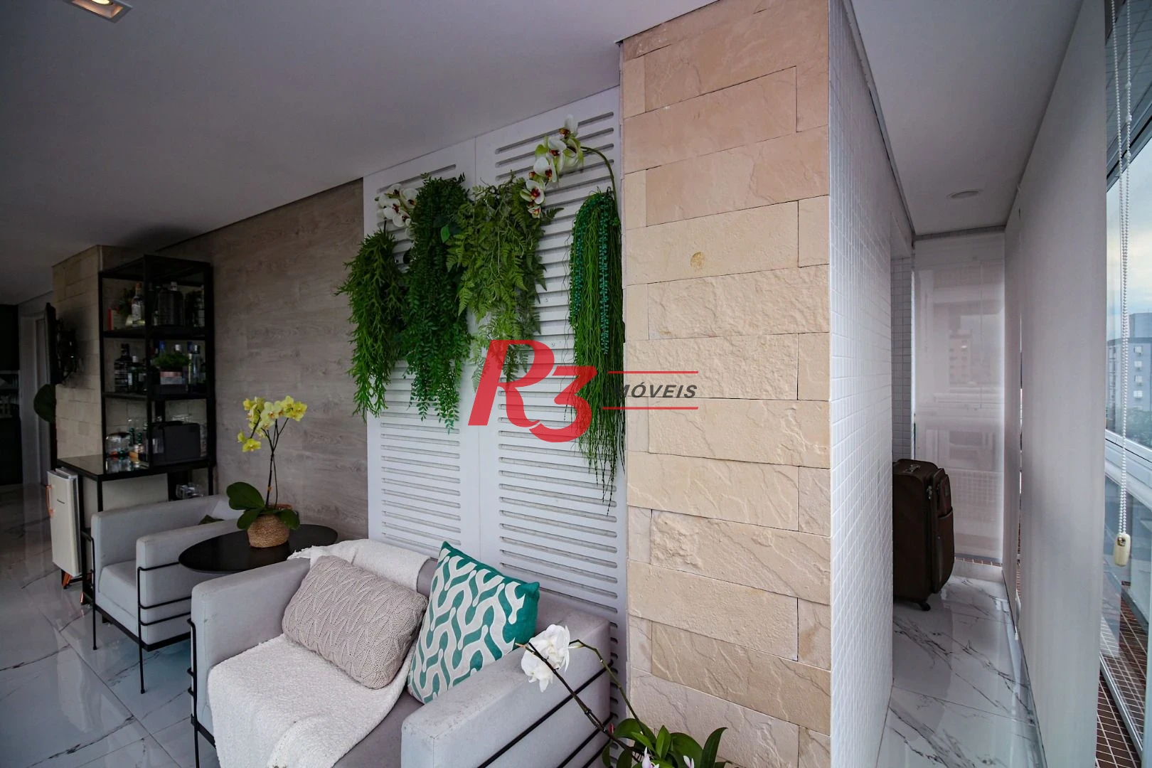 EXECLENTE APARTAMENTO NA APARECIDA, ÓTIMA LOCALIZAÇÃO, DIFERENCIADO COM DOUBLE SUÍTE NO QUARTO CASAL, VARANDA E PLANEJADOS