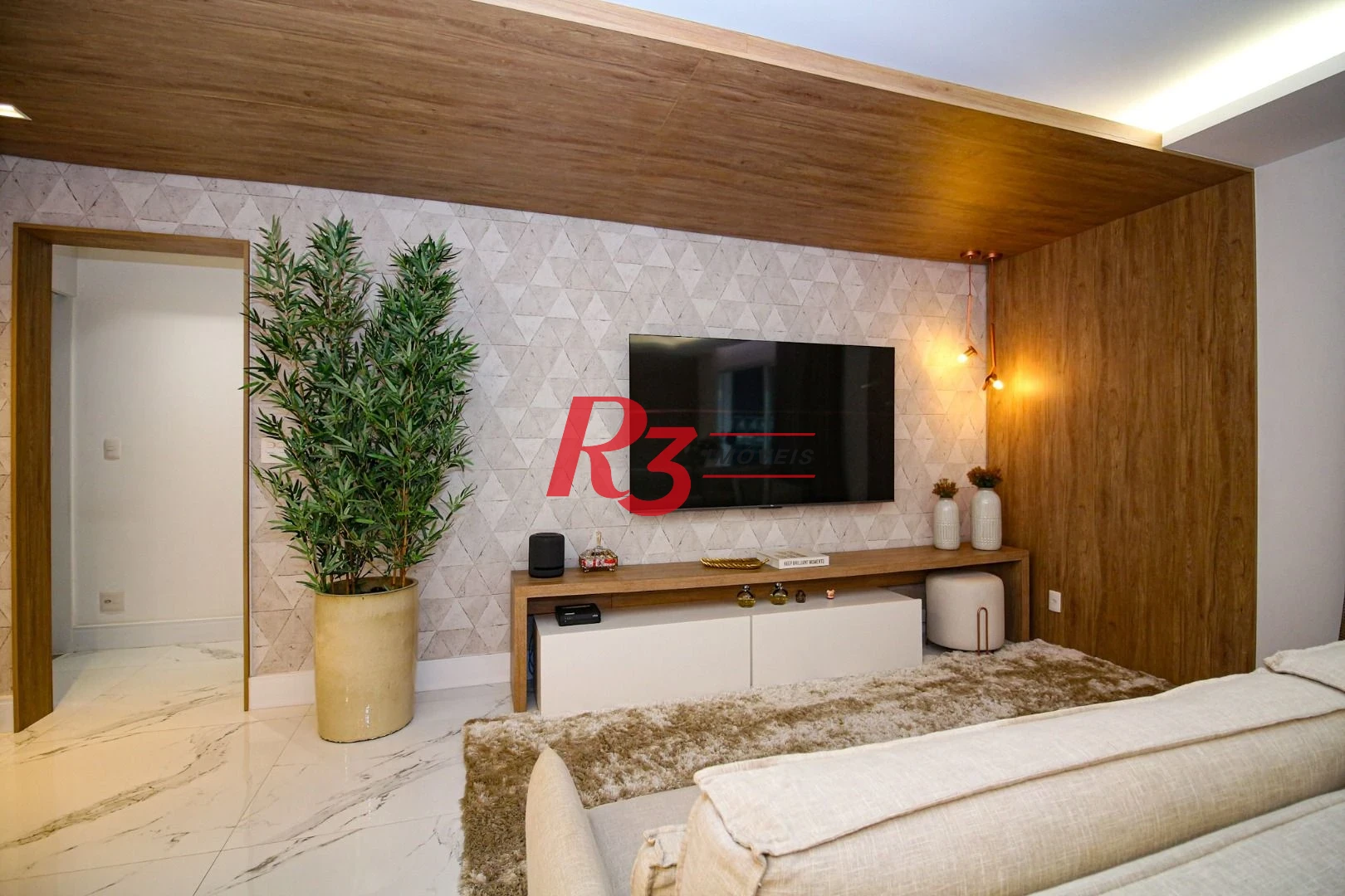 EXECLENTE APARTAMENTO NA APARECIDA, ÓTIMA LOCALIZAÇÃO, DIFERENCIADO COM DOUBLE SUÍTE NO QUARTO CASAL, VARANDA E PLANEJADOS