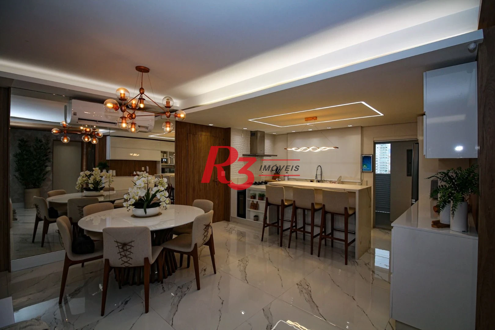 EXECLENTE APARTAMENTO NA APARECIDA, ÓTIMA LOCALIZAÇÃO, DIFERENCIADO COM DOUBLE SUÍTE NO QUARTO CASAL, VARANDA E PLANEJADOS