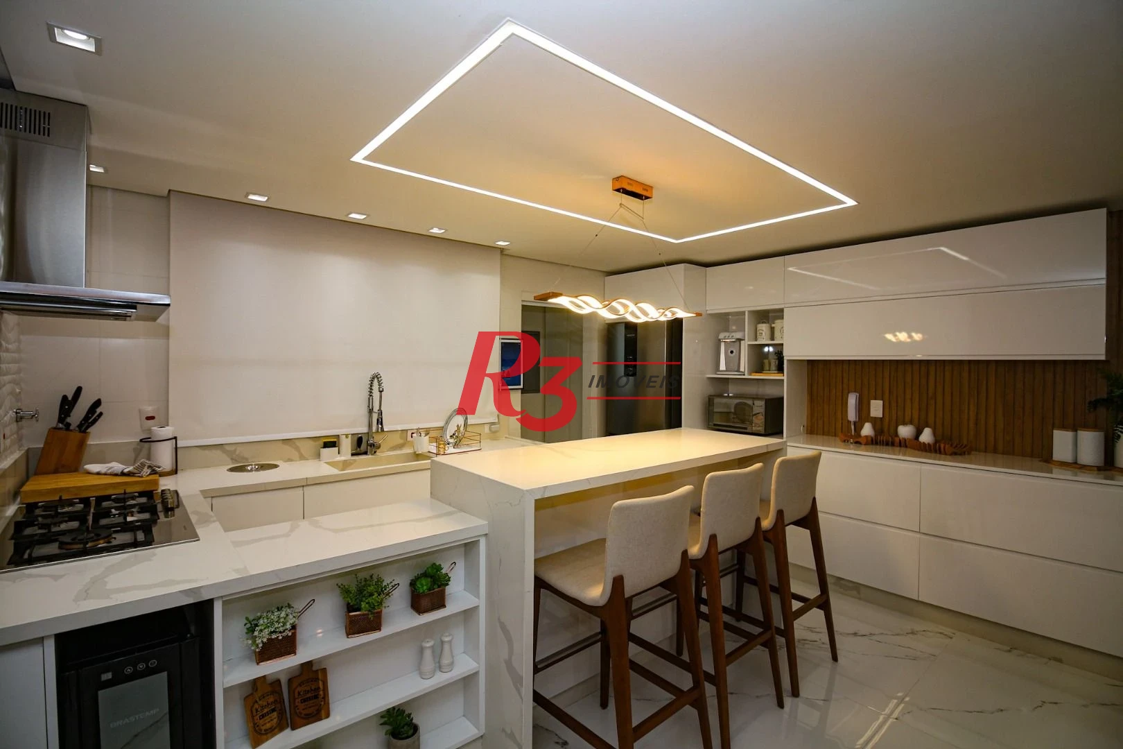 EXECLENTE APARTAMENTO NA APARECIDA, ÓTIMA LOCALIZAÇÃO, DIFERENCIADO COM DOUBLE SUÍTE NO QUARTO CASAL, VARANDA E PLANEJADOS