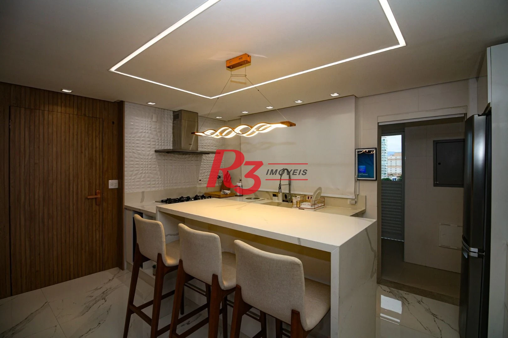 EXECLENTE APARTAMENTO NA APARECIDA, ÓTIMA LOCALIZAÇÃO, DIFERENCIADO COM DOUBLE SUÍTE NO QUARTO CASAL, VARANDA E PLANEJADOS
