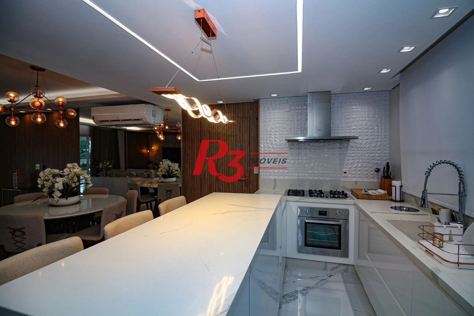 EXECLENTE APARTAMENTO NA APARECIDA, ÓTIMA LOCALIZAÇÃO, DIFERENCIADO COM DOUBLE SUÍTE NO QUARTO CASAL, VARANDA E PLANEJADOS