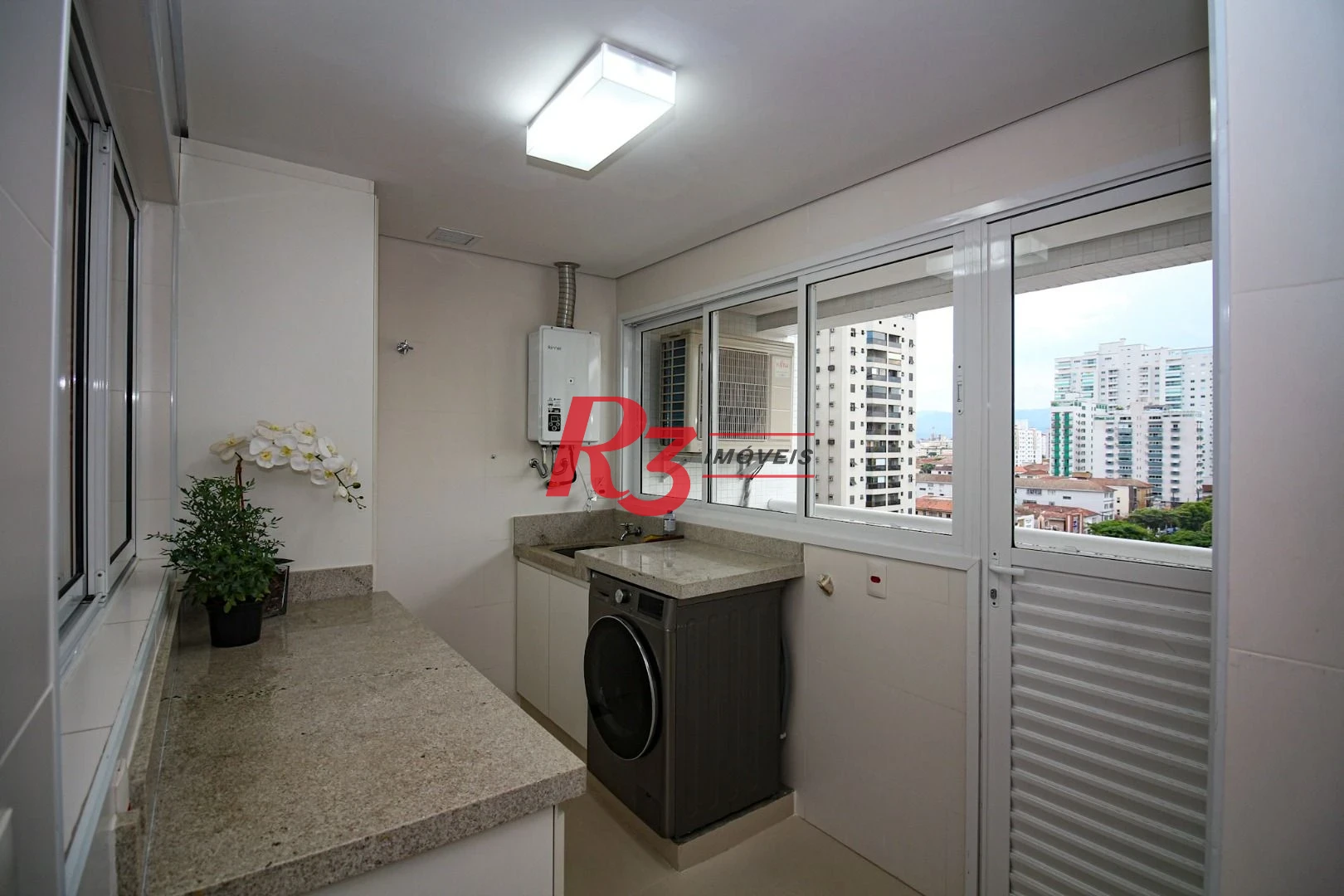 EXECLENTE APARTAMENTO NA APARECIDA, ÓTIMA LOCALIZAÇÃO, DIFERENCIADO COM DOUBLE SUÍTE NO QUARTO CASAL, VARANDA E PLANEJADOS