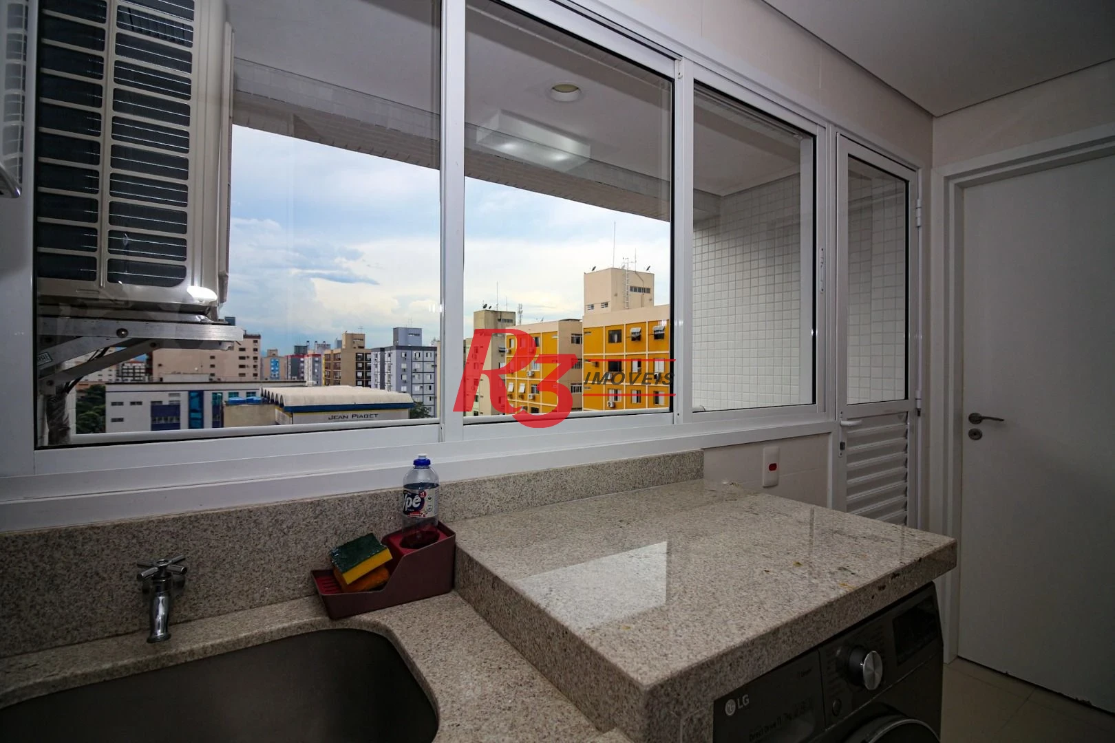 EXECLENTE APARTAMENTO NA APARECIDA, ÓTIMA LOCALIZAÇÃO, DIFERENCIADO COM DOUBLE SUÍTE NO QUARTO CASAL, VARANDA E PLANEJADOS