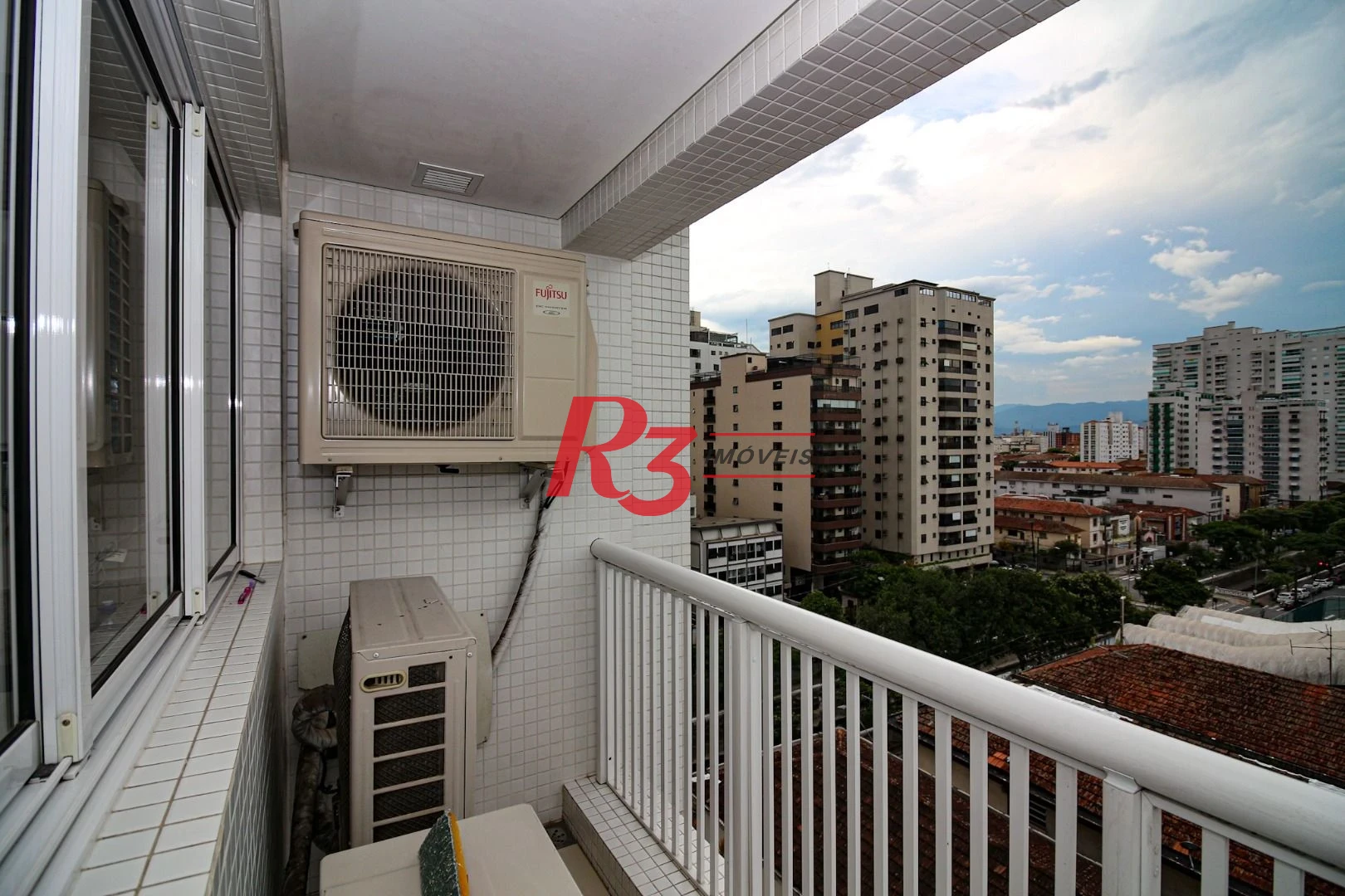 EXECLENTE APARTAMENTO NA APARECIDA, ÓTIMA LOCALIZAÇÃO, DIFERENCIADO COM DOUBLE SUÍTE NO QUARTO CASAL, VARANDA E PLANEJADOS