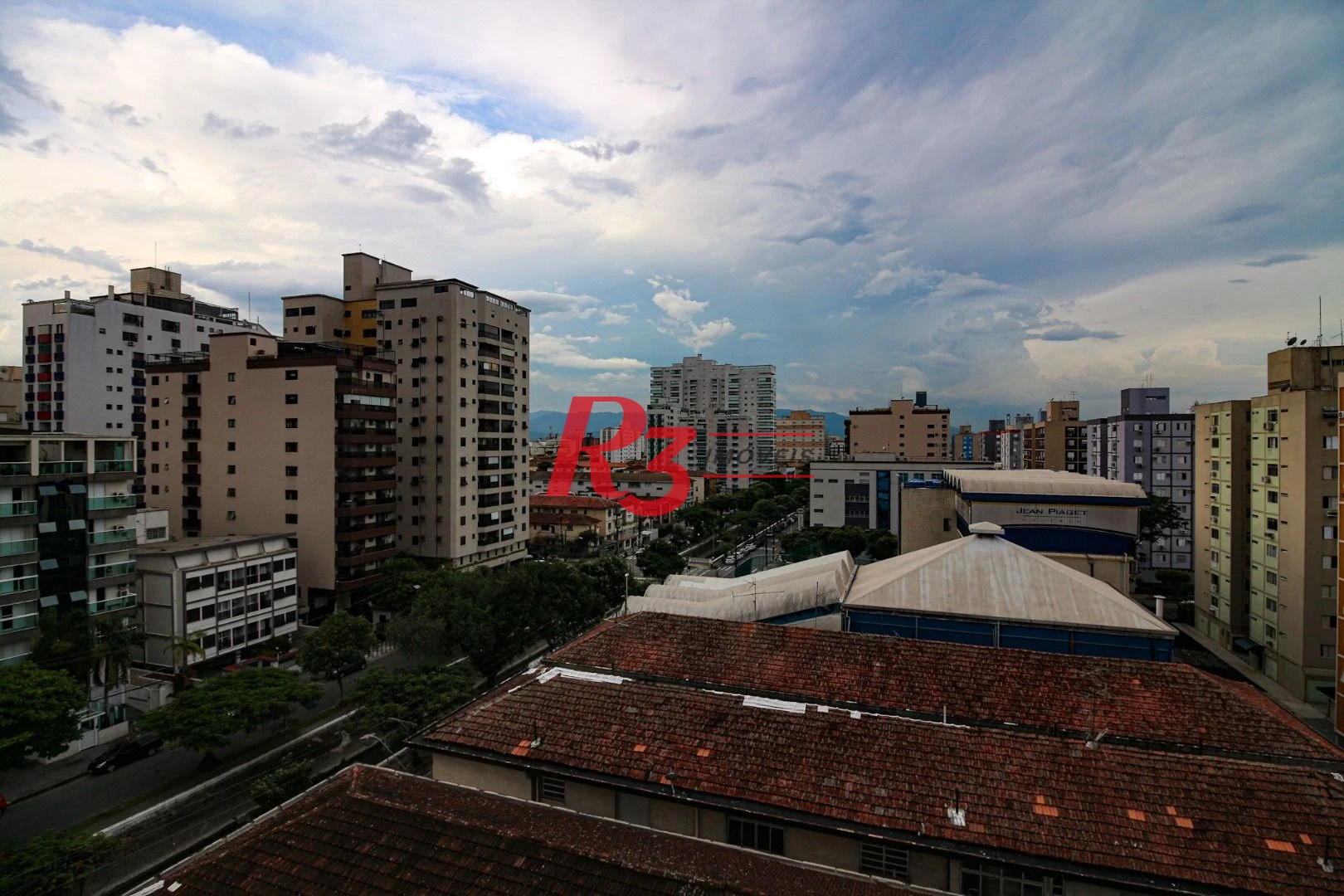 EXECLENTE APARTAMENTO NA APARECIDA, ÓTIMA LOCALIZAÇÃO, DIFERENCIADO COM DOUBLE SUÍTE NO QUARTO CASAL, VARANDA E PLANEJADOS
