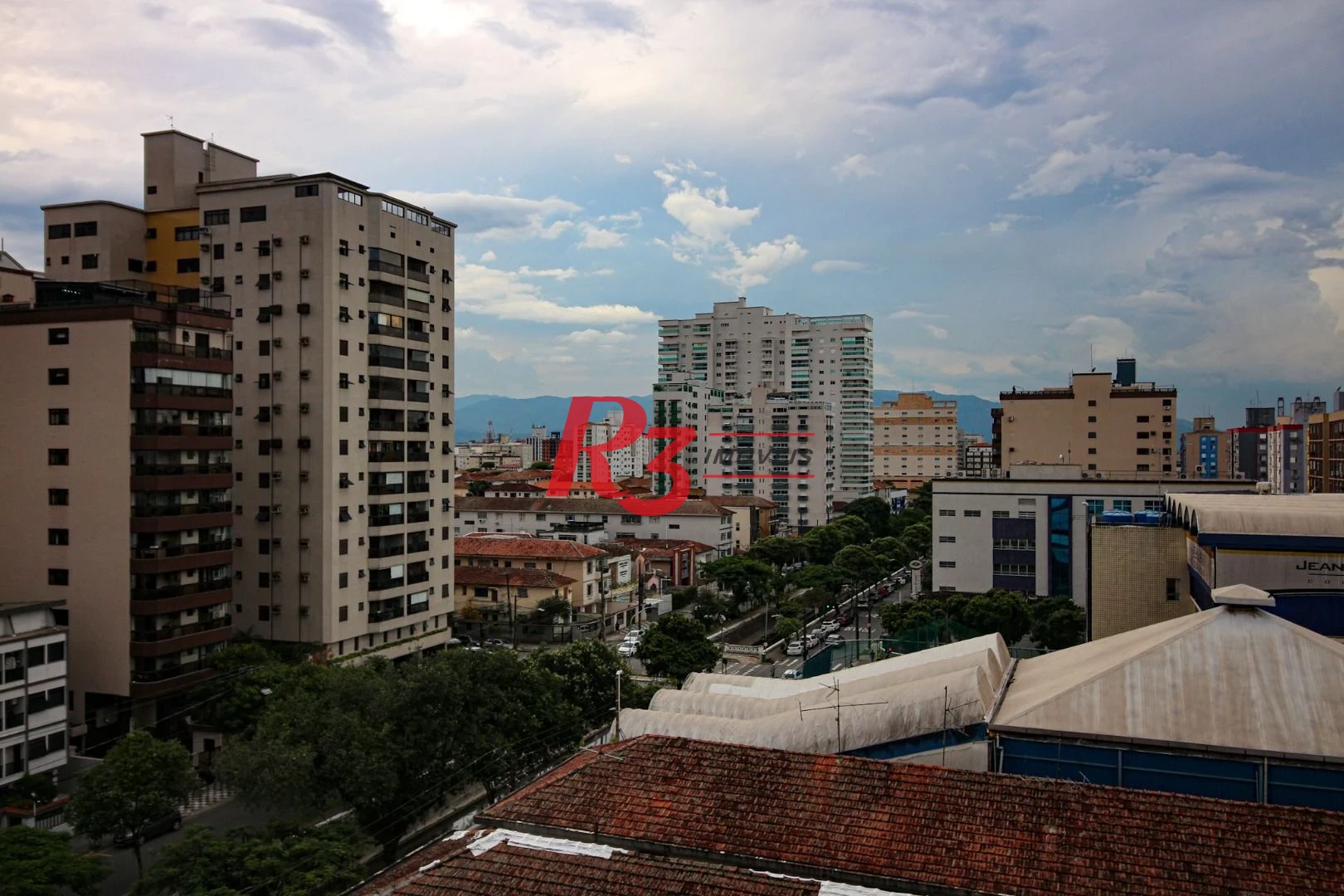 EXECLENTE APARTAMENTO NA APARECIDA, ÓTIMA LOCALIZAÇÃO, DIFERENCIADO COM DOUBLE SUÍTE NO QUARTO CASAL, VARANDA E PLANEJADOS
