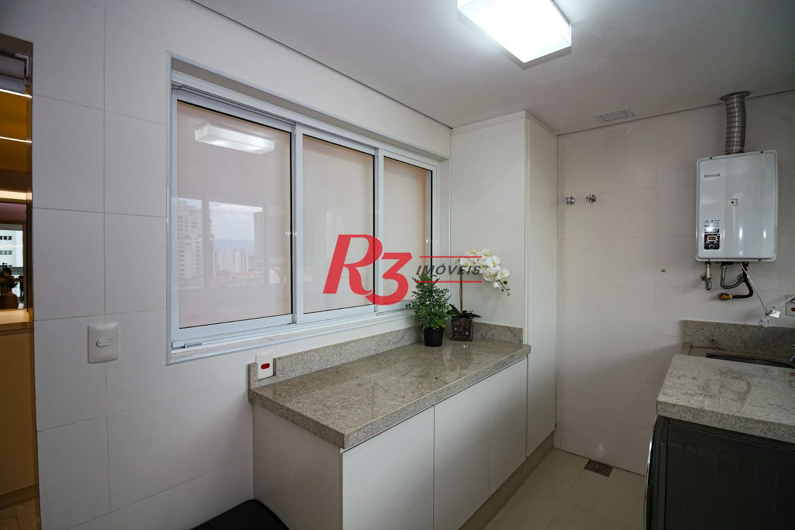 EXECLENTE APARTAMENTO NA APARECIDA, ÓTIMA LOCALIZAÇÃO, DIFERENCIADO COM DOUBLE SUÍTE NO QUARTO CASAL, VARANDA E PLANEJADOS