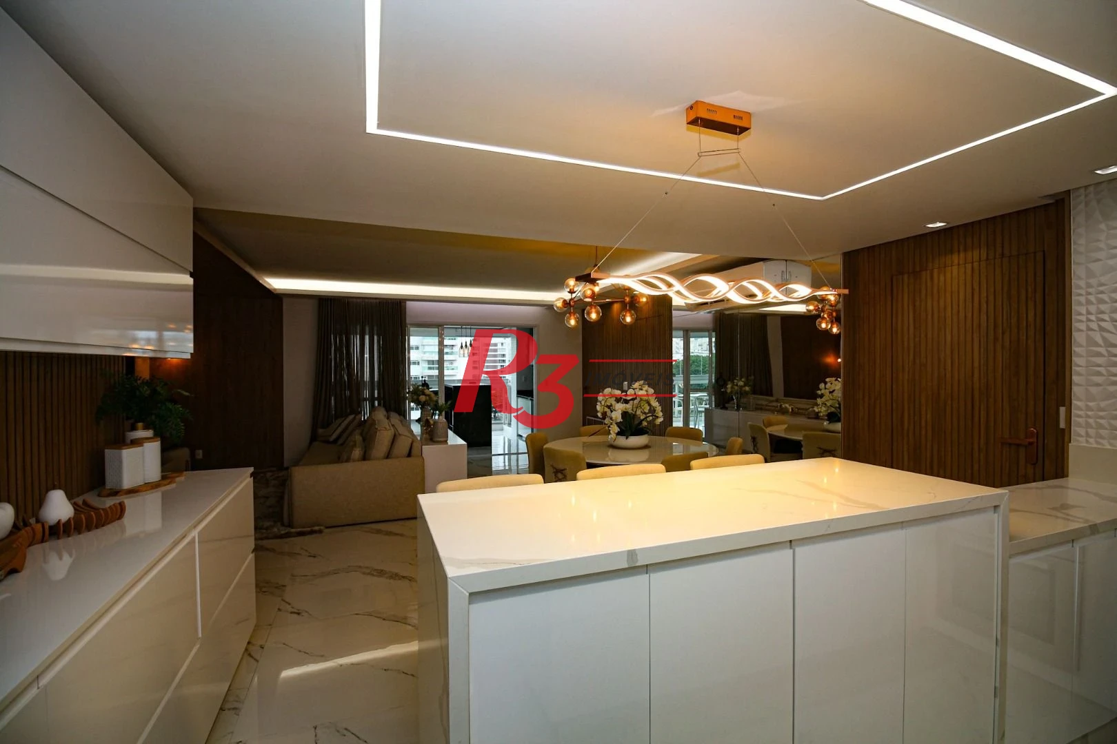 EXECLENTE APARTAMENTO NA APARECIDA, ÓTIMA LOCALIZAÇÃO, DIFERENCIADO COM DOUBLE SUÍTE NO QUARTO CASAL, VARANDA E PLANEJADOS