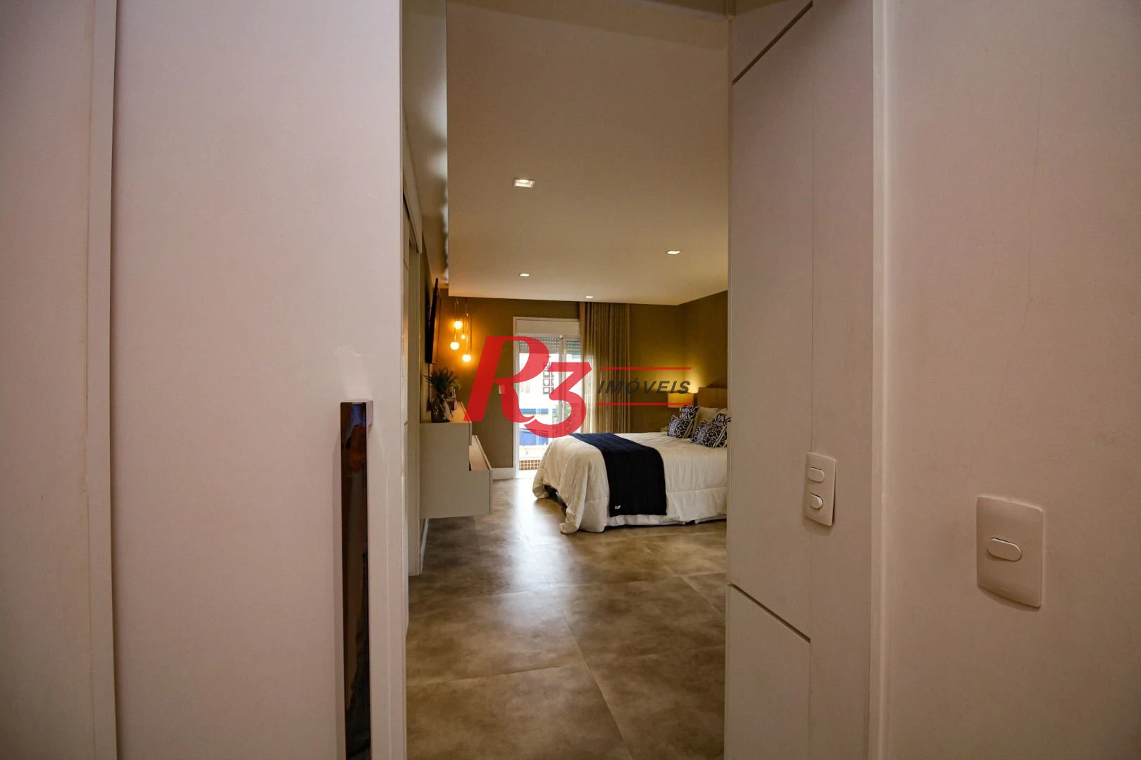 EXECLENTE APARTAMENTO NA APARECIDA, ÓTIMA LOCALIZAÇÃO, DIFERENCIADO COM DOUBLE SUÍTE NO QUARTO CASAL, VARANDA E PLANEJADOS