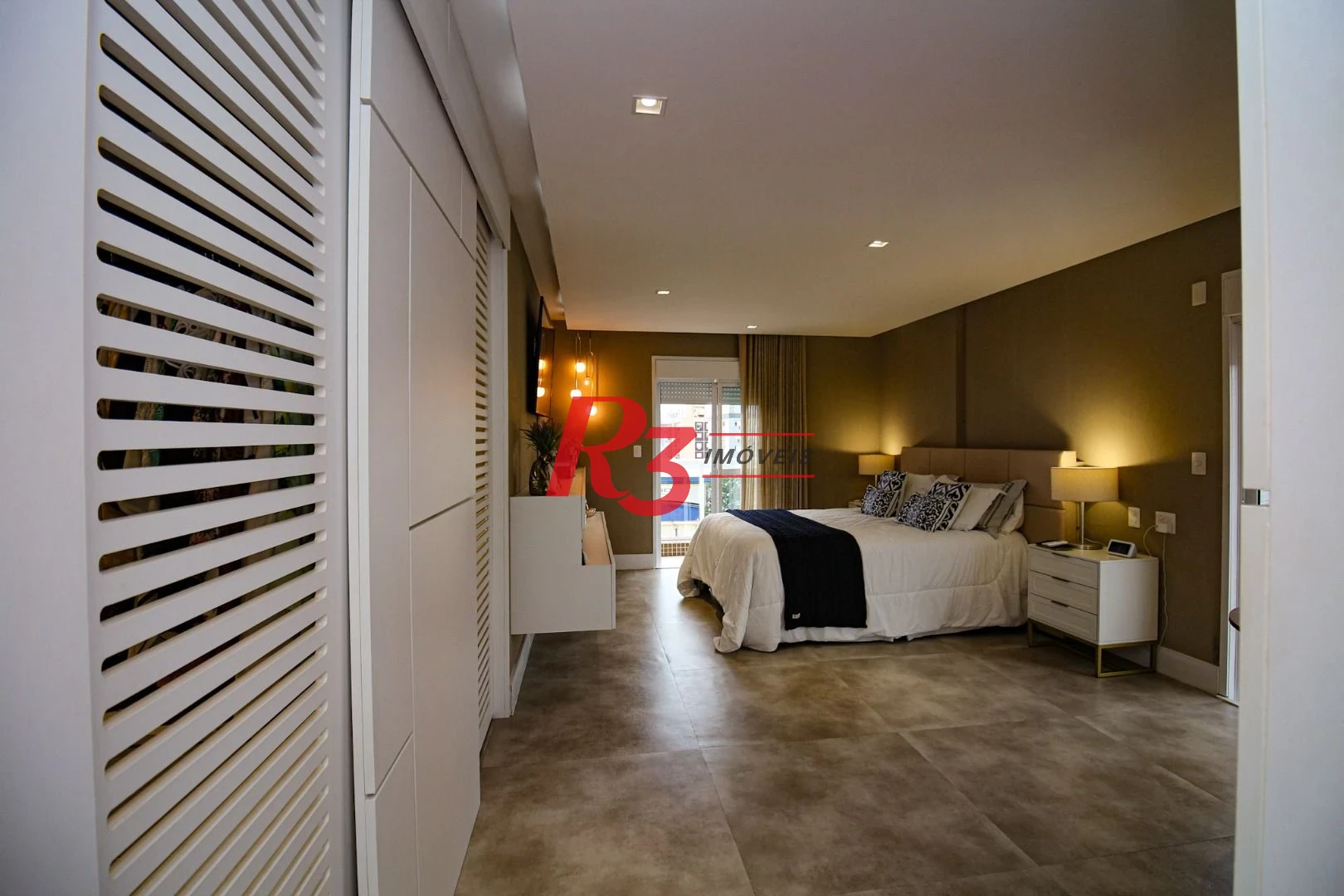 EXECLENTE APARTAMENTO NA APARECIDA, ÓTIMA LOCALIZAÇÃO, DIFERENCIADO COM DOUBLE SUÍTE NO QUARTO CASAL, VARANDA E PLANEJADOS