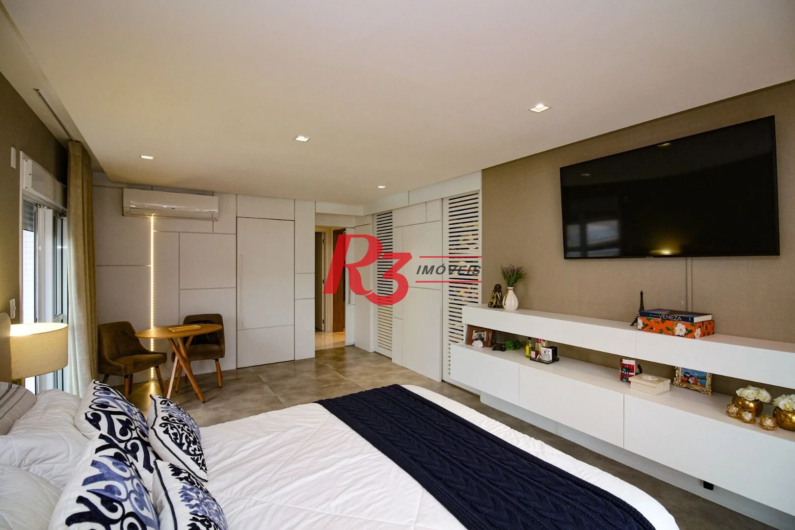 EXECLENTE APARTAMENTO NA APARECIDA, ÓTIMA LOCALIZAÇÃO, DIFERENCIADO COM DOUBLE SUÍTE NO QUARTO CASAL, VARANDA E PLANEJADOS