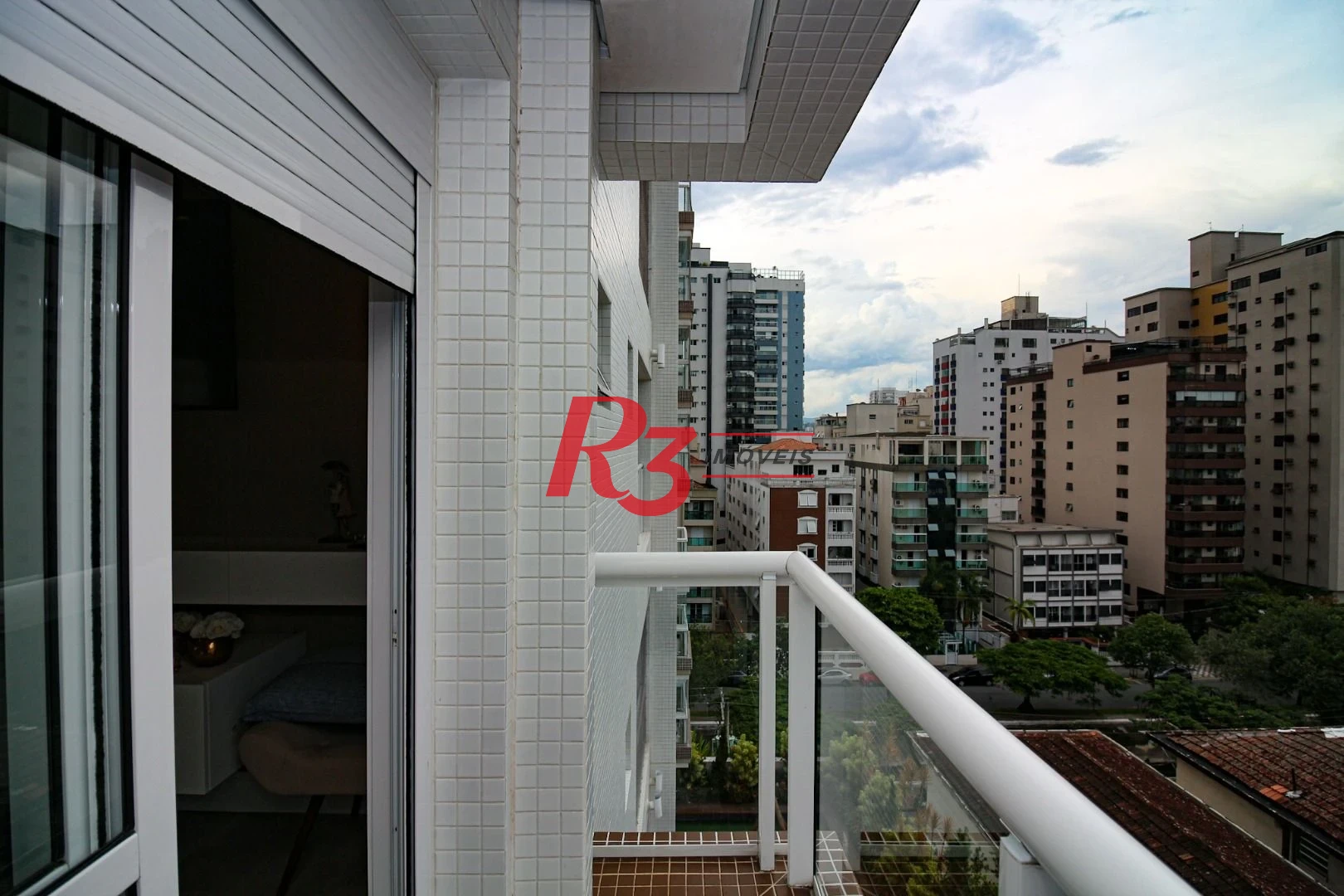EXECLENTE APARTAMENTO NA APARECIDA, ÓTIMA LOCALIZAÇÃO, DIFERENCIADO COM DOUBLE SUÍTE NO QUARTO CASAL, VARANDA E PLANEJADOS