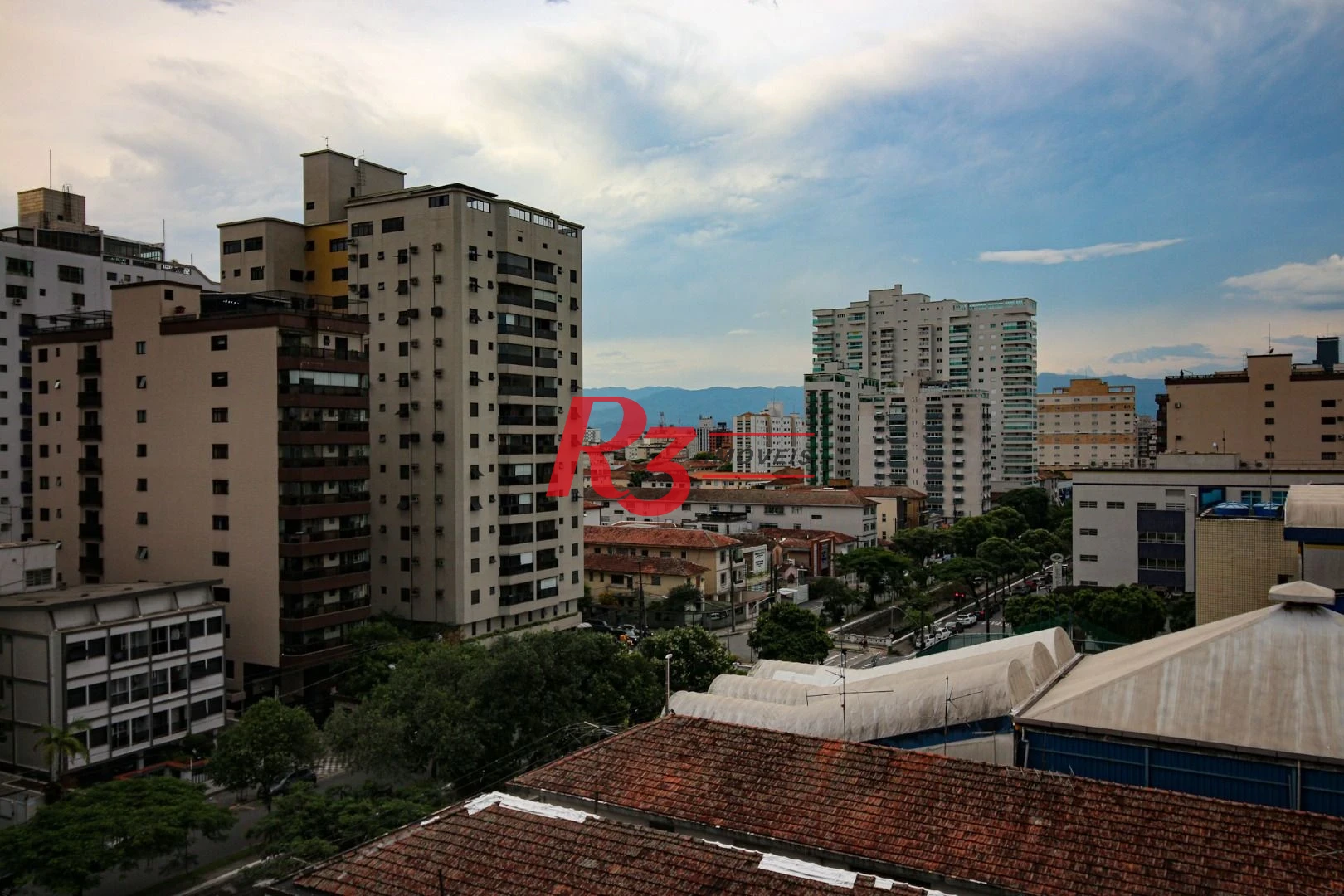 EXECLENTE APARTAMENTO NA APARECIDA, ÓTIMA LOCALIZAÇÃO, DIFERENCIADO COM DOUBLE SUÍTE NO QUARTO CASAL, VARANDA E PLANEJADOS