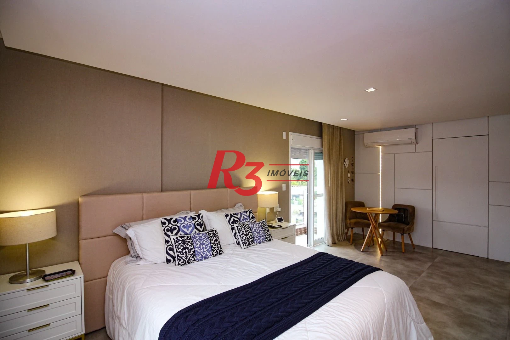EXECLENTE APARTAMENTO NA APARECIDA, ÓTIMA LOCALIZAÇÃO, DIFERENCIADO COM DOUBLE SUÍTE NO QUARTO CASAL, VARANDA E PLANEJADOS