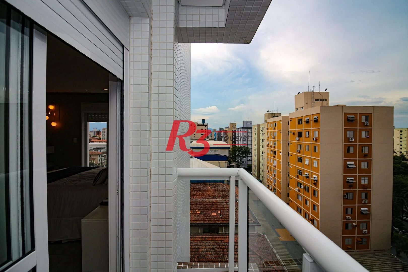EXECLENTE APARTAMENTO NA APARECIDA, ÓTIMA LOCALIZAÇÃO, DIFERENCIADO COM DOUBLE SUÍTE NO QUARTO CASAL, VARANDA E PLANEJADOS
