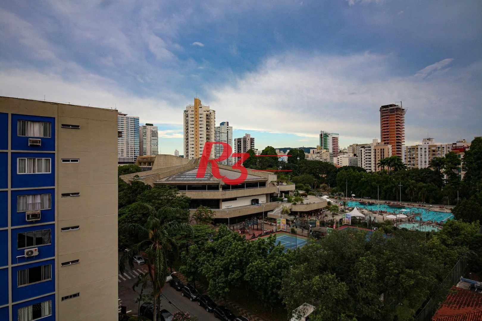 EXECLENTE APARTAMENTO NA APARECIDA, ÓTIMA LOCALIZAÇÃO, DIFERENCIADO COM DOUBLE SUÍTE NO QUARTO CASAL, VARANDA E PLANEJADOS
