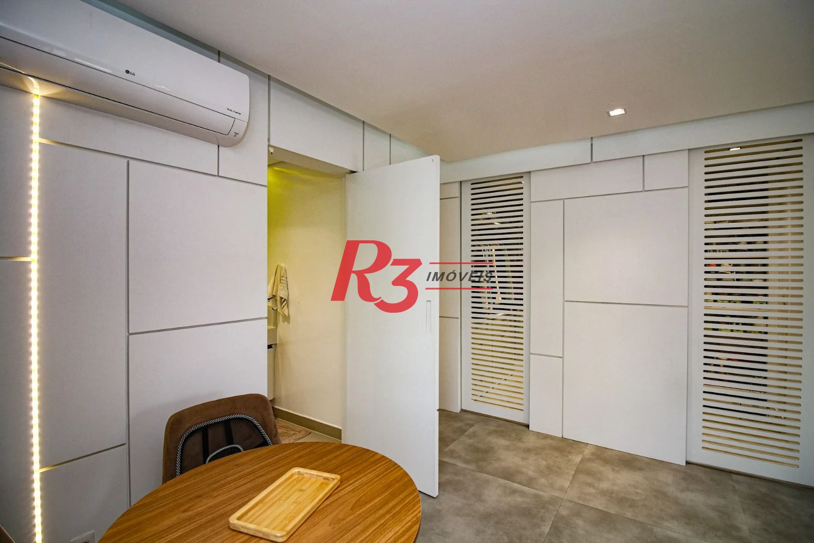 EXECLENTE APARTAMENTO NA APARECIDA, ÓTIMA LOCALIZAÇÃO, DIFERENCIADO COM DOUBLE SUÍTE NO QUARTO CASAL, VARANDA E PLANEJADOS