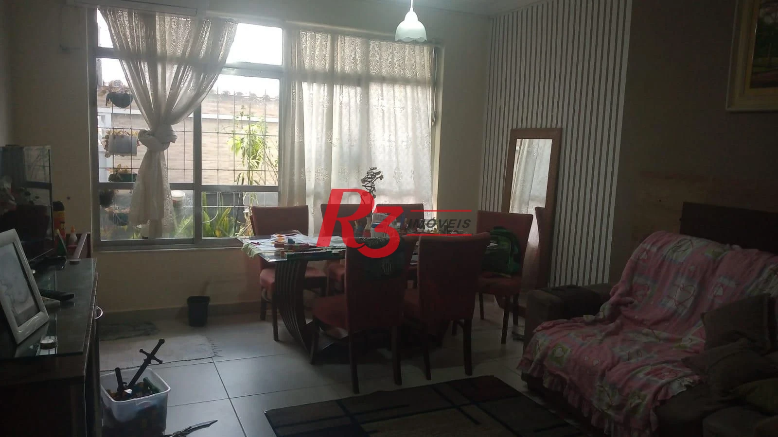 Linda casa localizada no coração de São Vicente, próxima à Estação do VLT Antônio Emmerick e ao lado do Parque Bitaru. Ideal para quem aprecia pratici
