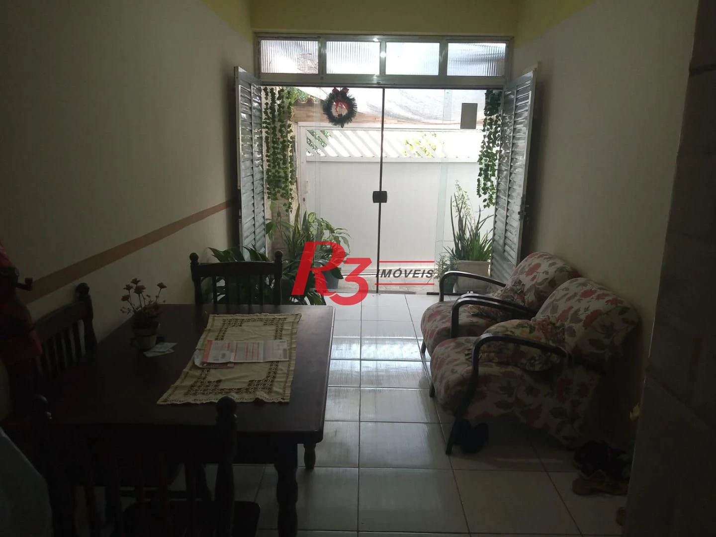 Linda casa localizada no coração de São Vicente, próxima à Estação do VLT Antônio Emmerick e ao lado do Parque Bitaru. Ideal para quem aprecia pratici