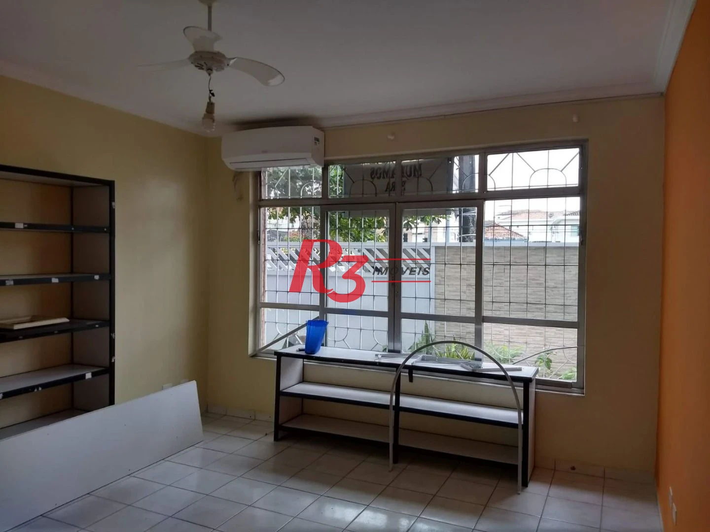 Linda casa localizada no coração de São Vicente, próxima à Estação do VLT Antônio Emmerick e ao lado do Parque Bitaru. Ideal para quem aprecia pratici