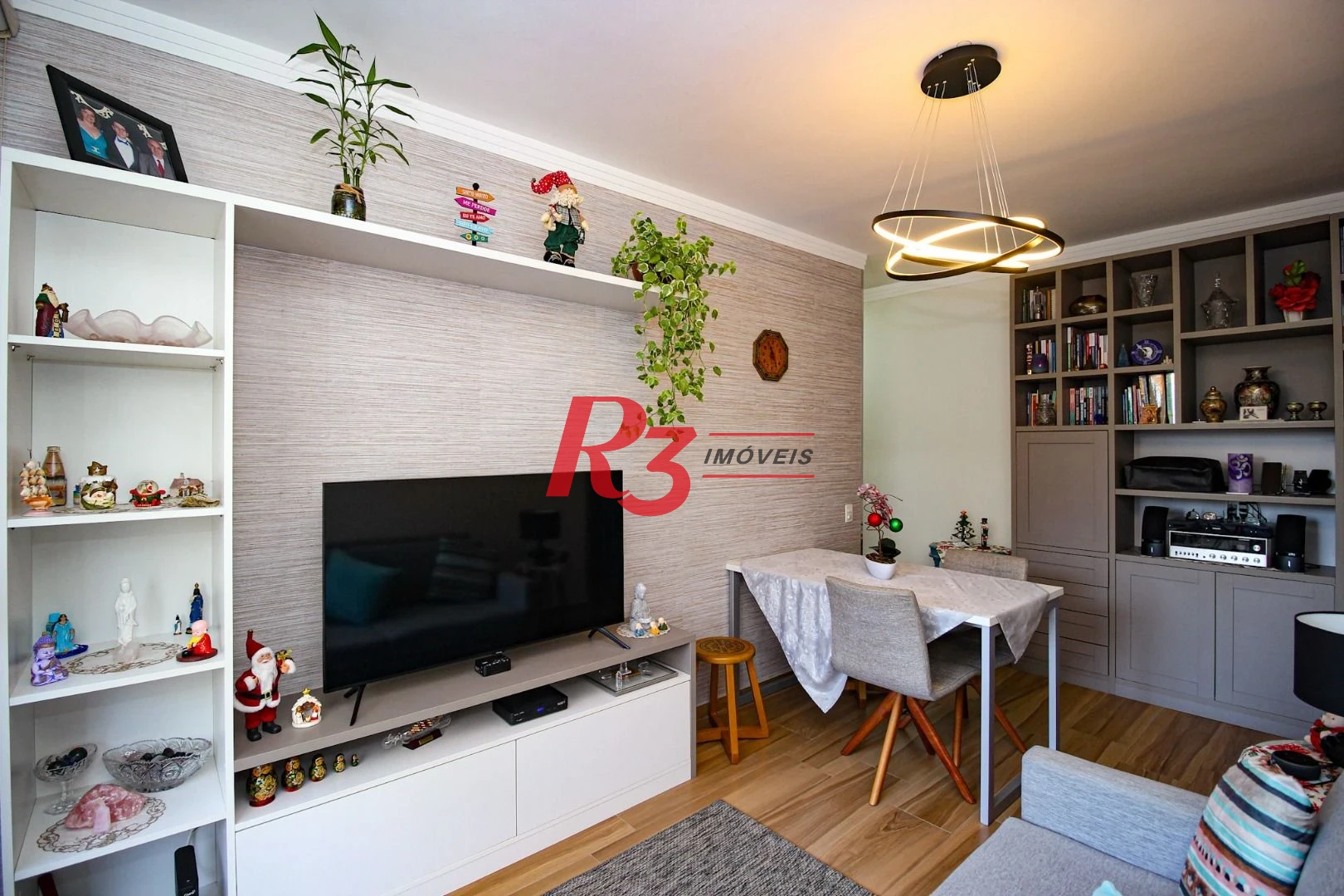 Apartamento com 1 dormitório c varanda 150 metros da praia Boqueirão - Santos