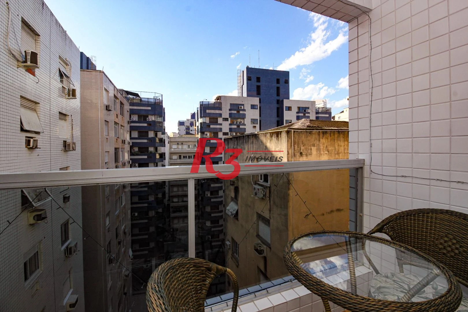 Apartamento com 1 dormitório c varanda 150 metros da praia Boqueirão - Santos