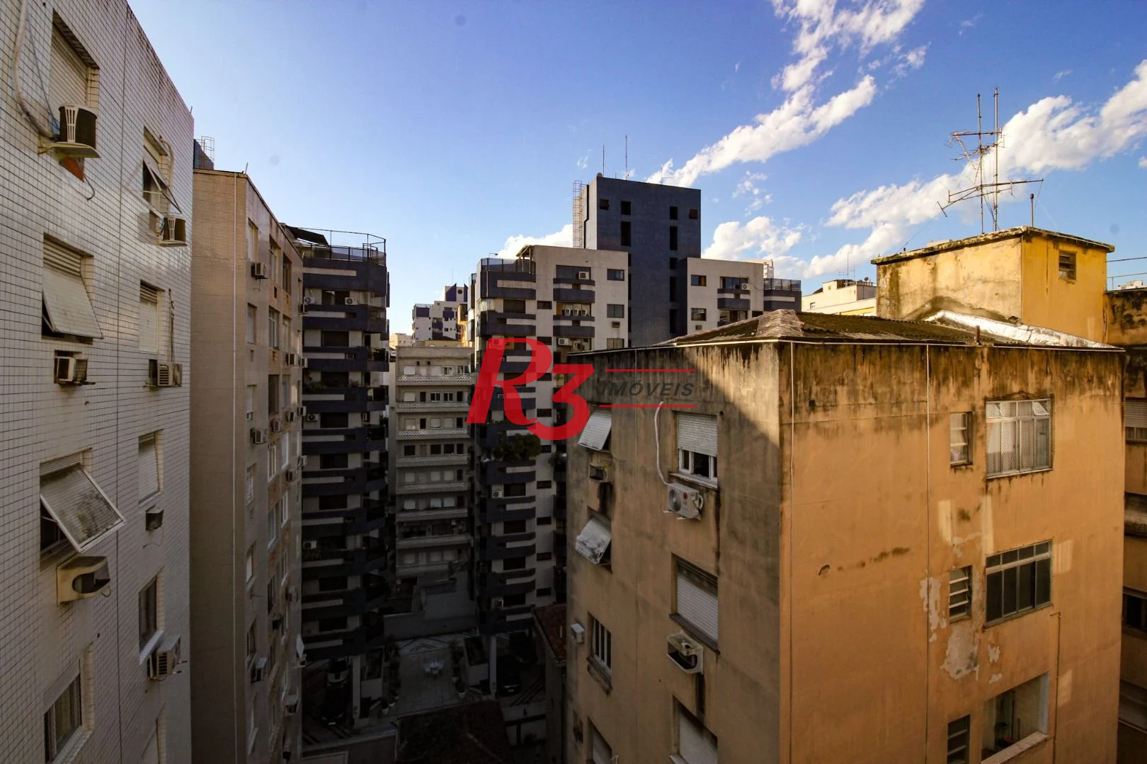 Apartamento com 1 dormitório c varanda 150 metros da praia Boqueirão - Santos