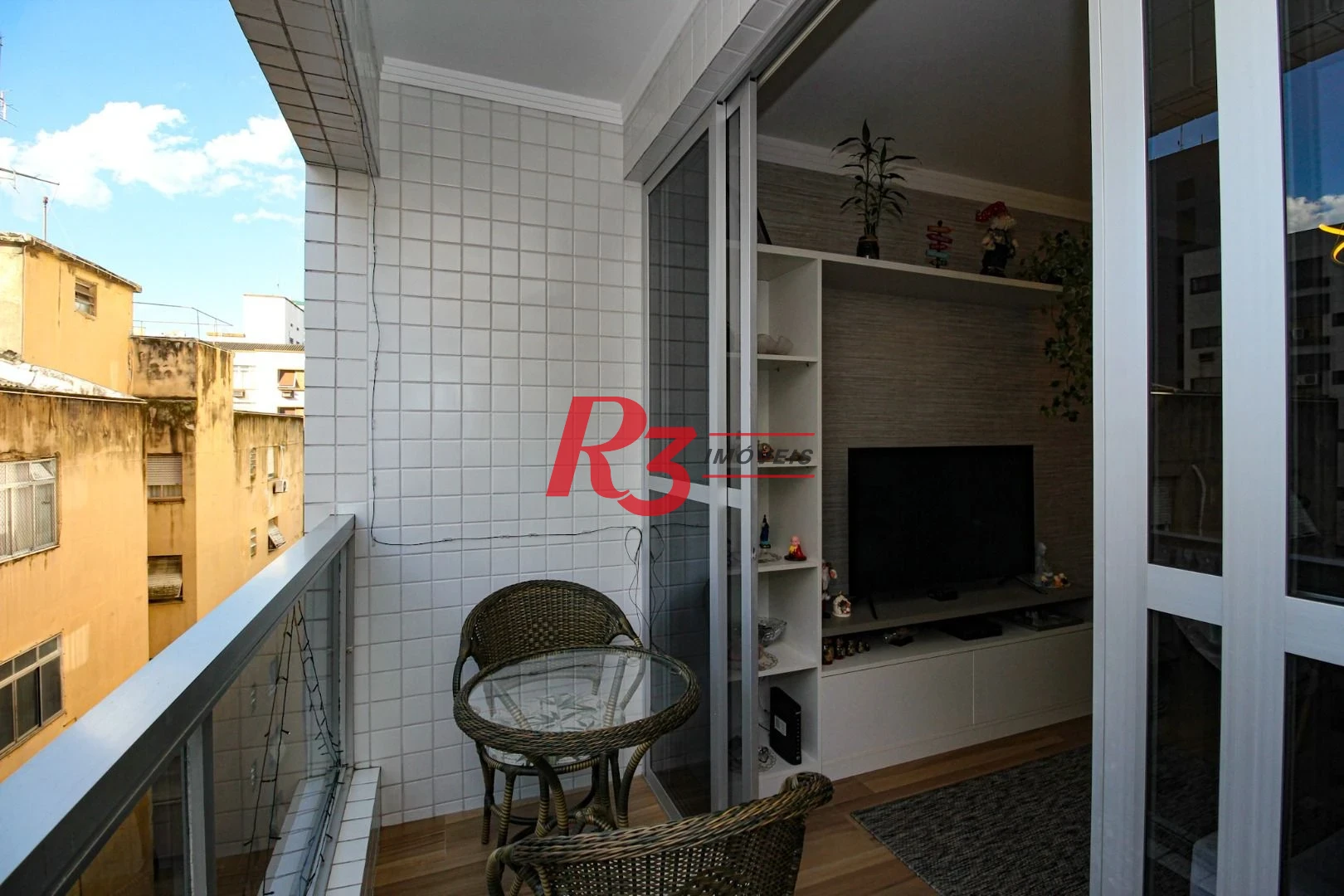 Apartamento com 1 dormitório c varanda 150 metros da praia Boqueirão - Santos