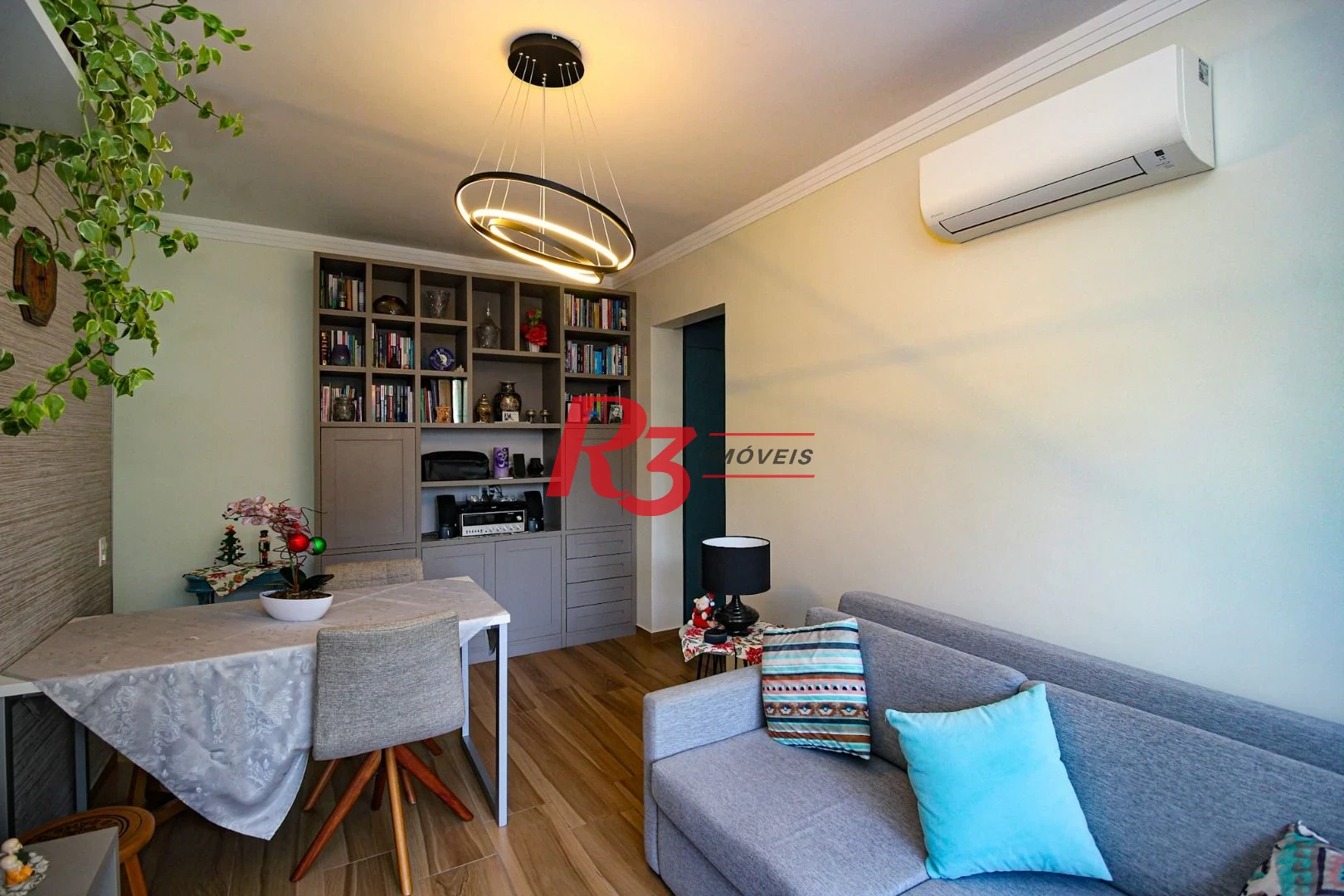 Apartamento com 1 dormitório c varanda 150 metros da praia Boqueirão - Santos