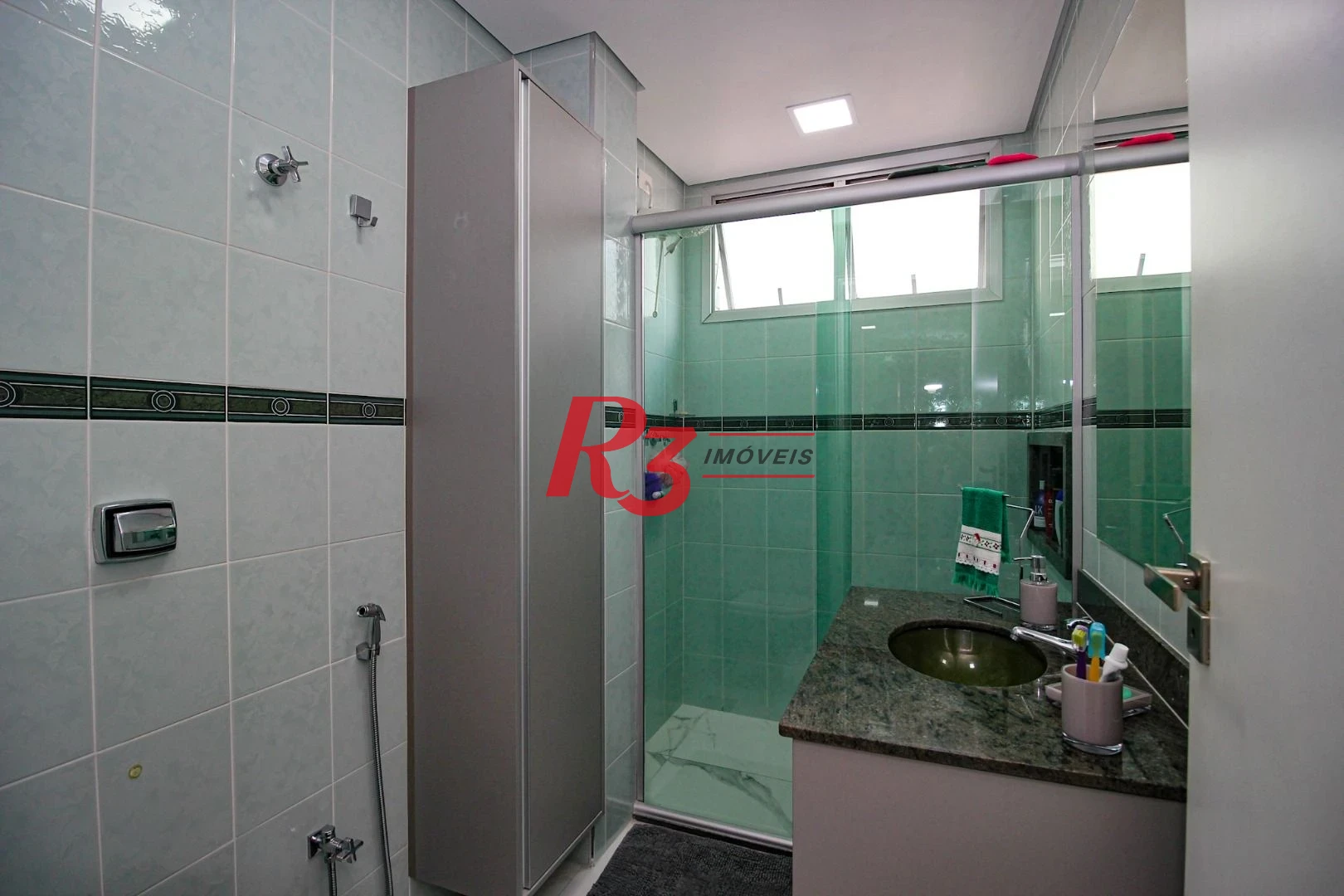 Apartamento com 1 dormitório c varanda 150 metros da praia Boqueirão - Santos