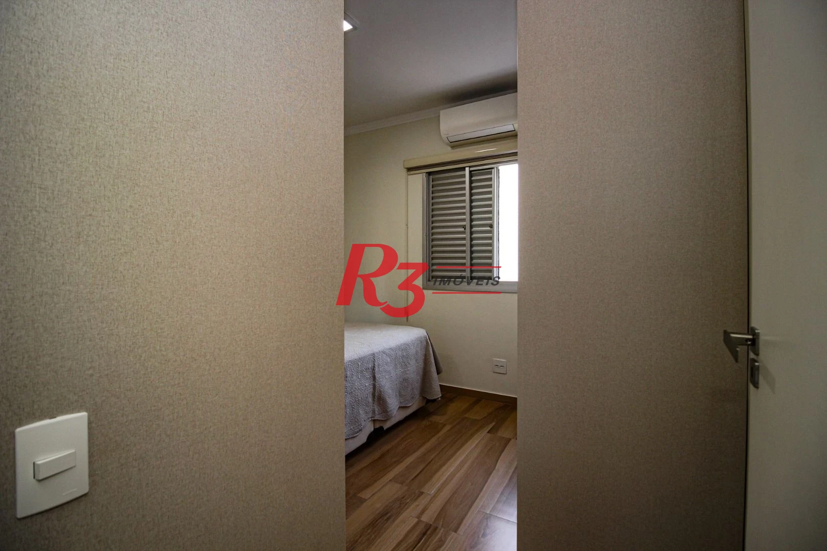 Apartamento com 1 dormitório c varanda 150 metros da praia Boqueirão - Santos