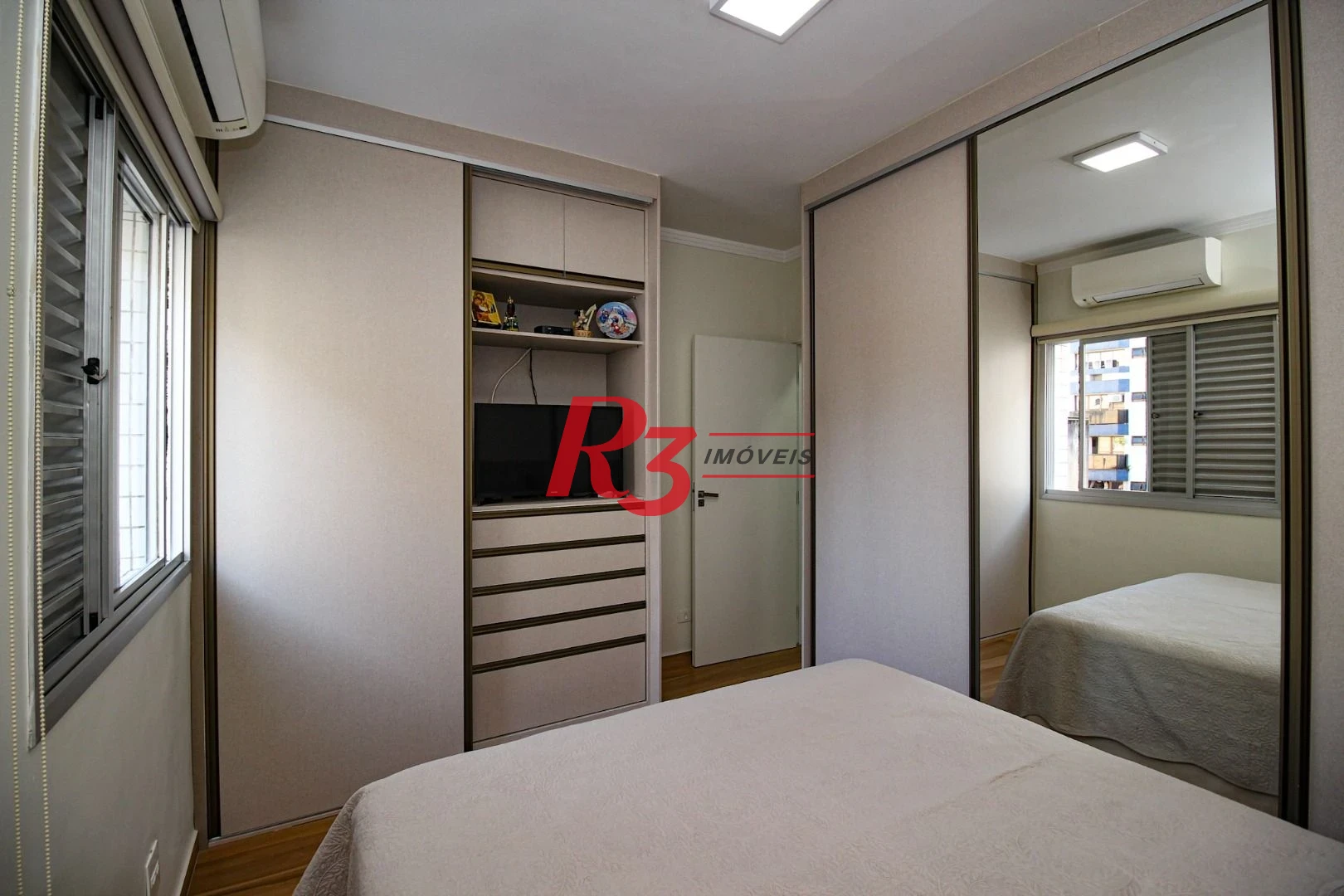 Apartamento com 1 dormitório c varanda 150 metros da praia Boqueirão - Santos