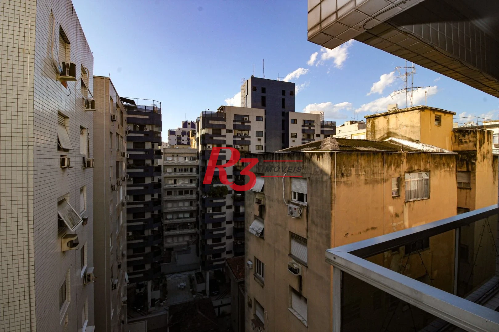 Apartamento com 1 dormitório c varanda 150 metros da praia Boqueirão - Santos