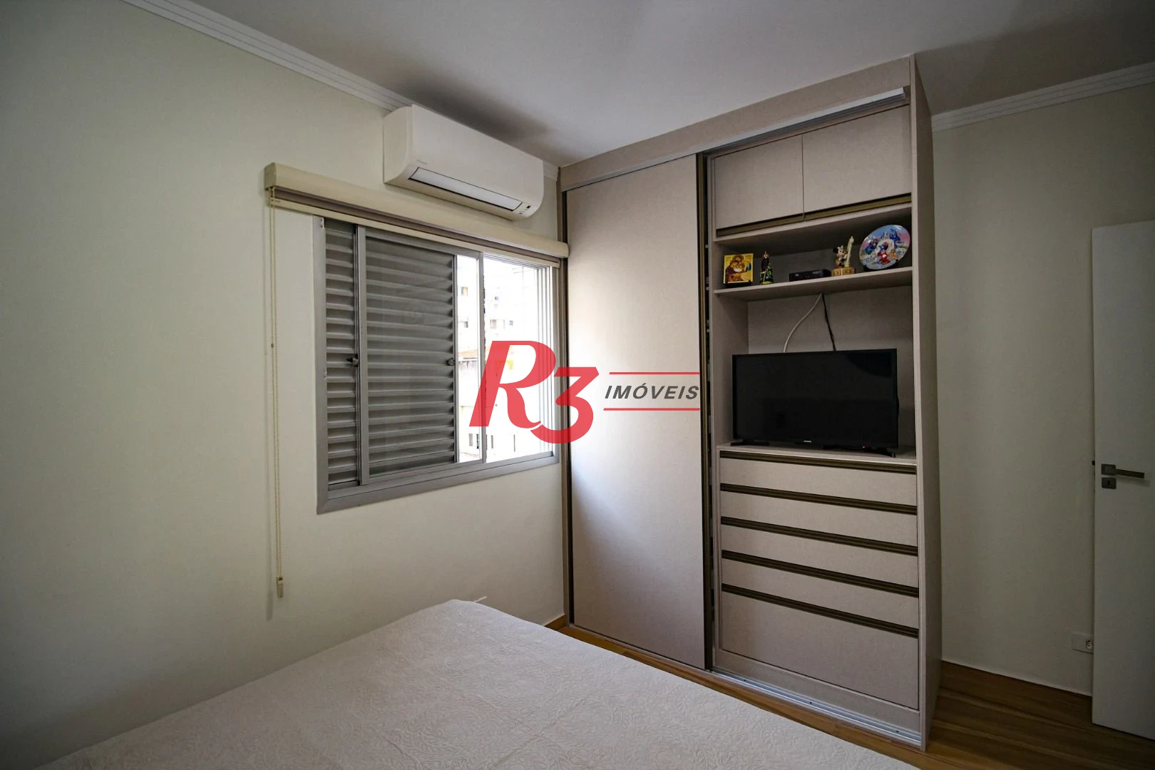 Apartamento com 1 dormitório c varanda 150 metros da praia Boqueirão - Santos