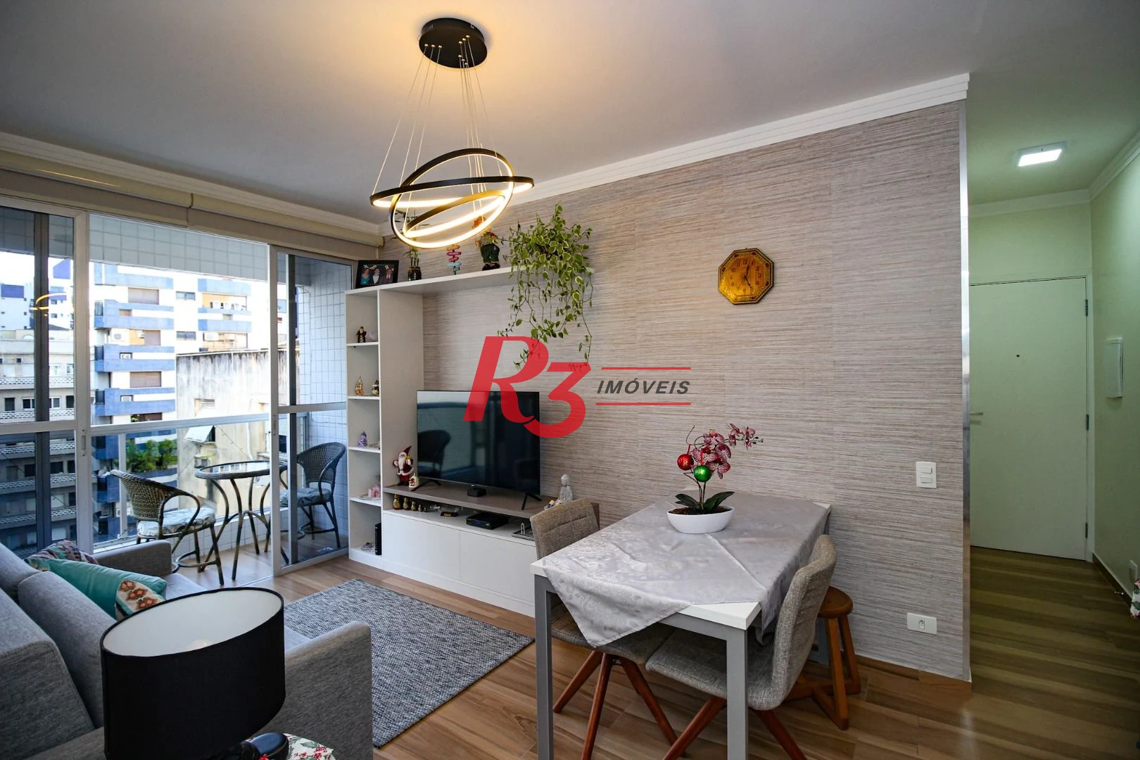 Apartamento com 1 dormitório c varanda 150 metros da praia Boqueirão - Santos