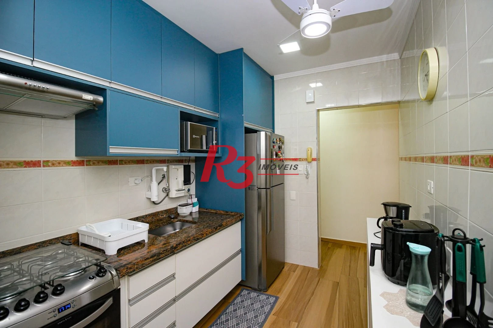 Apartamento com 1 dormitório c varanda 150 metros da praia Boqueirão - Santos