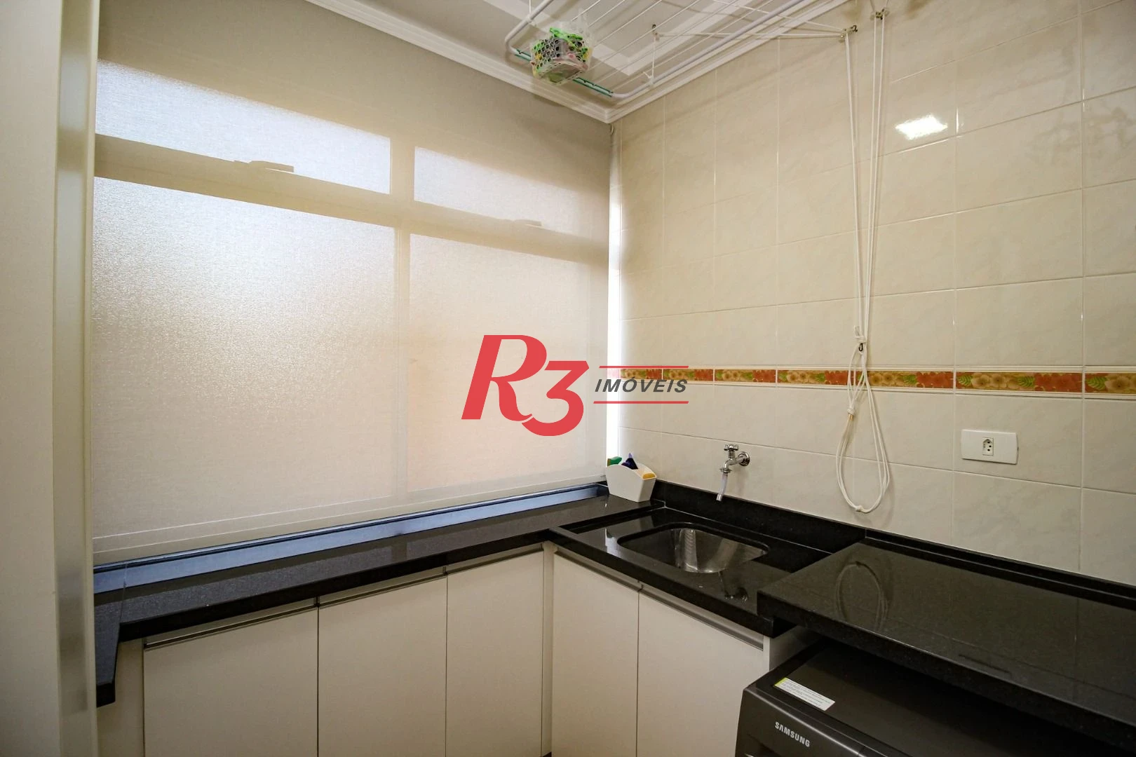 Apartamento com 1 dormitório c varanda 150 metros da praia Boqueirão - Santos