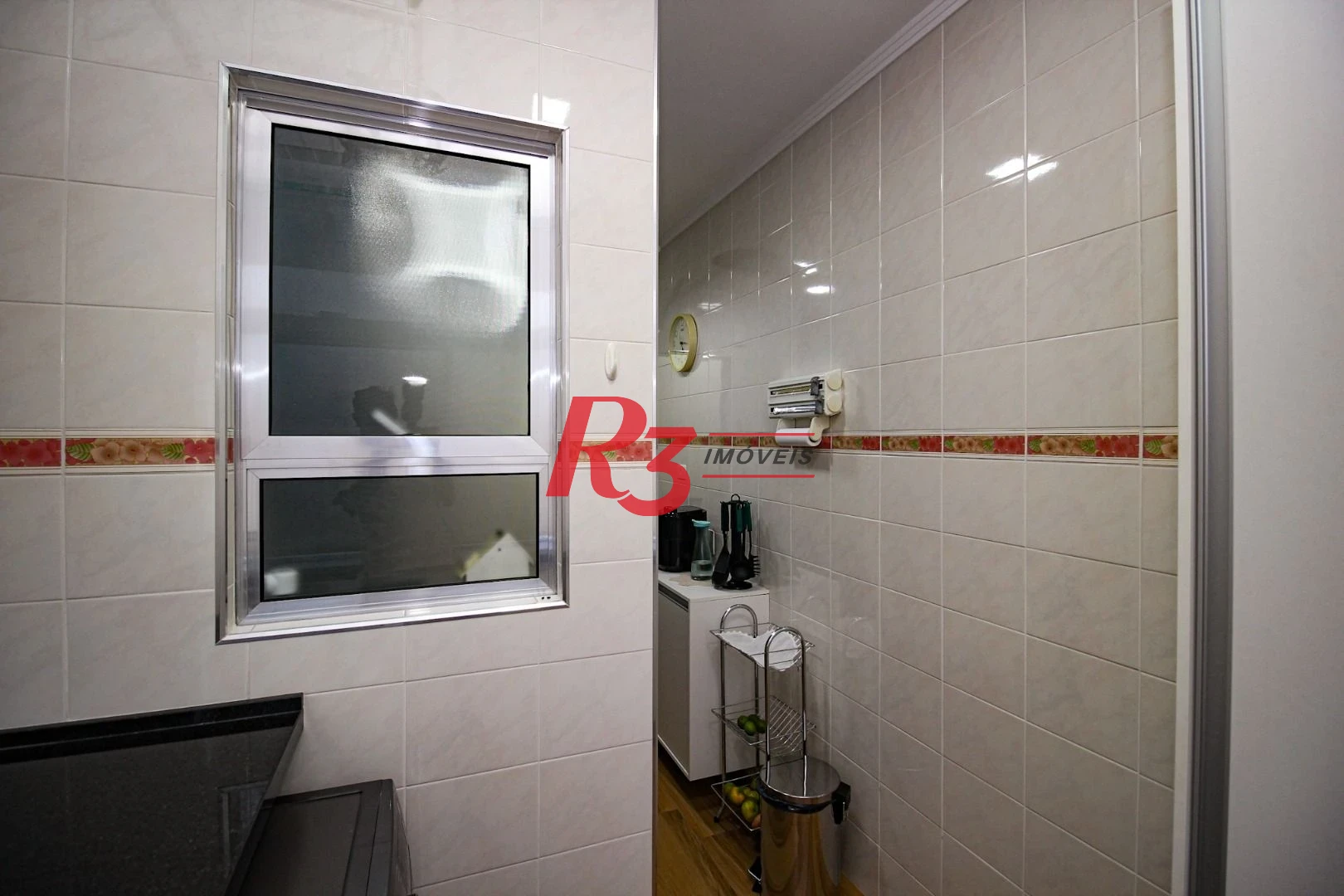 Apartamento com 1 dormitório c varanda 150 metros da praia Boqueirão - Santos
