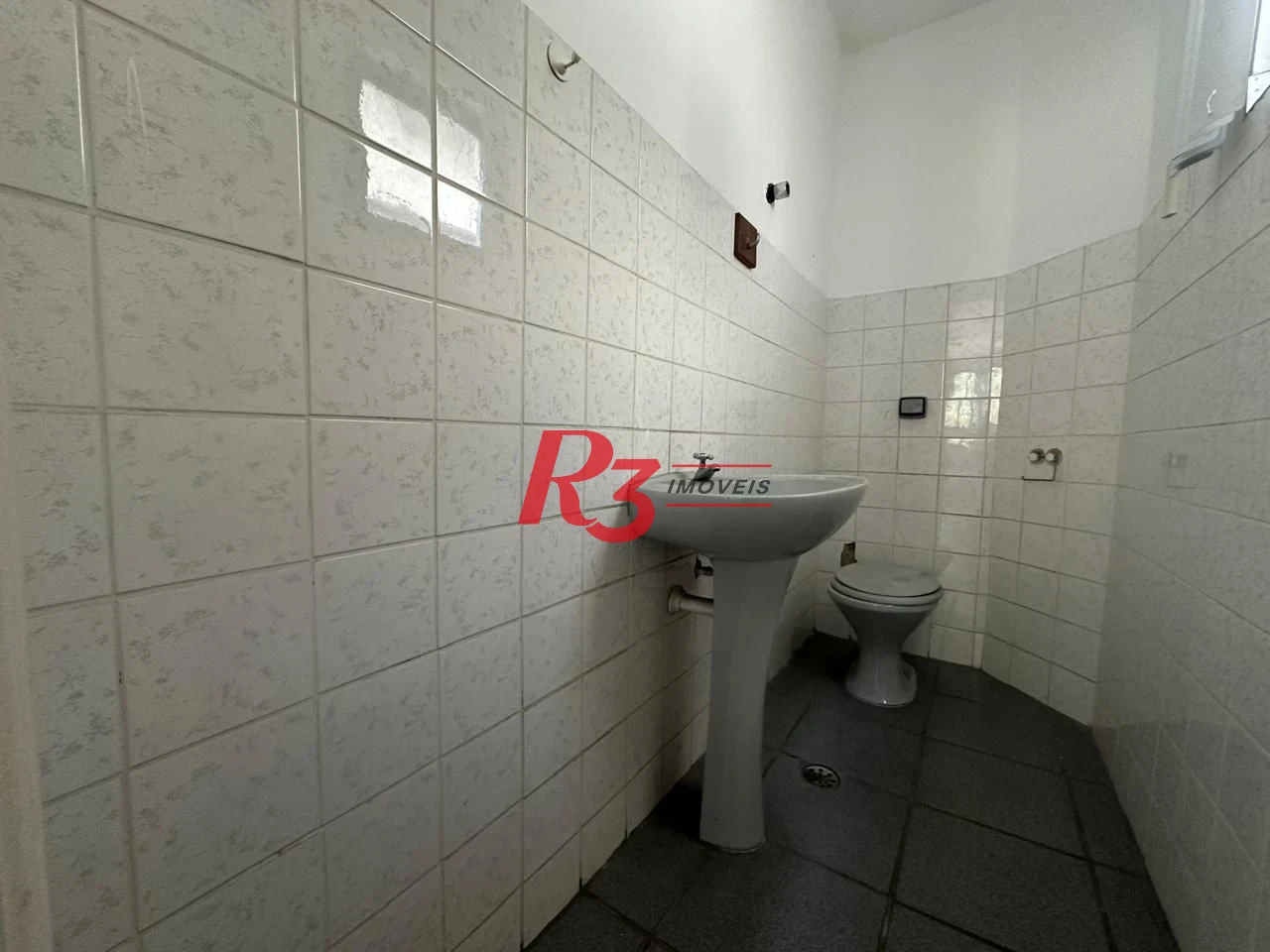 Prédio comercial à venda em excelente localização no Guaruja-SP, por R$ 2.990.000 - Centro - Guarujá/SP