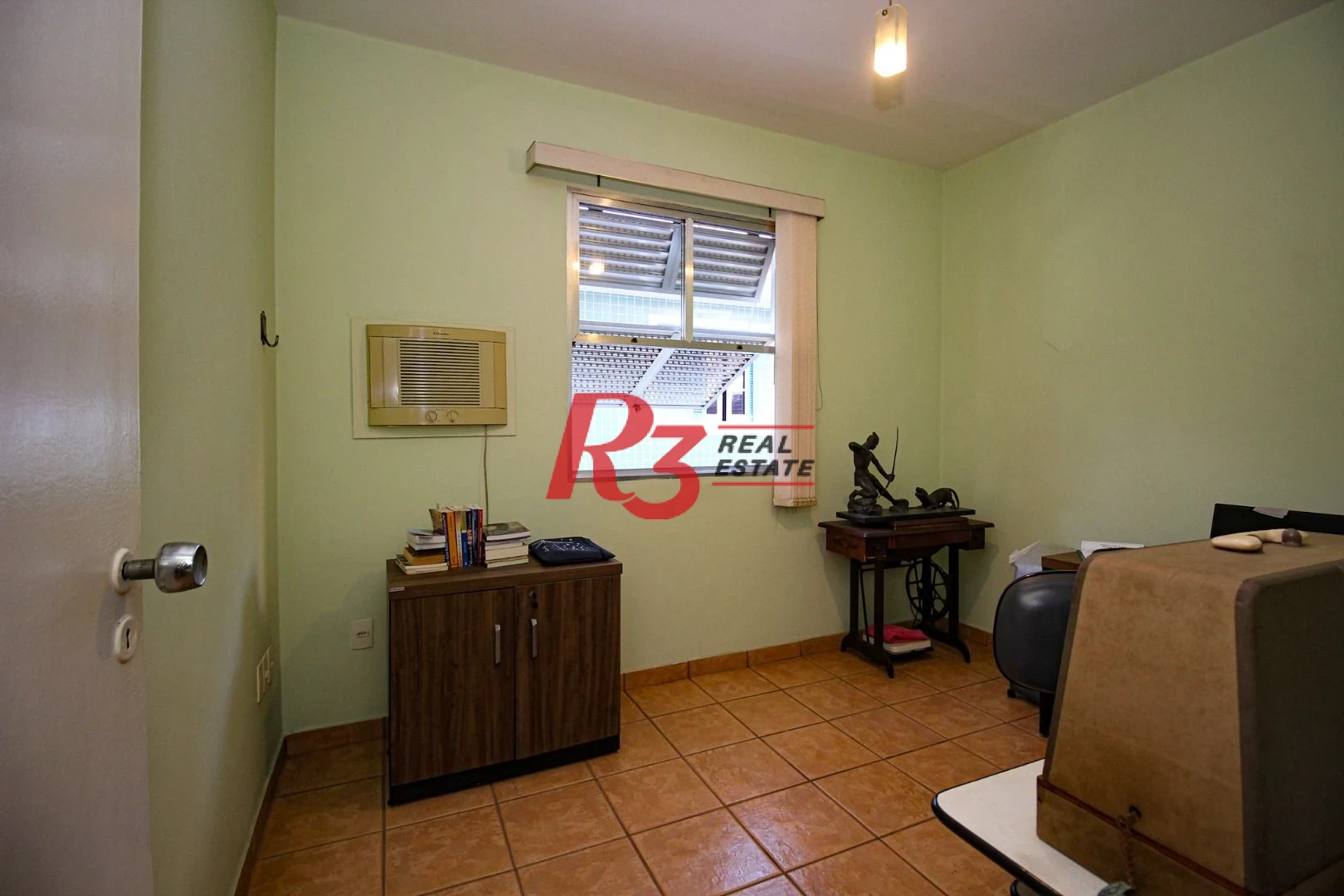 Apartamento com 2 dormitórios à venda, 60 m² por R$ 385.000,00 - Gonzaga - Santos/SP